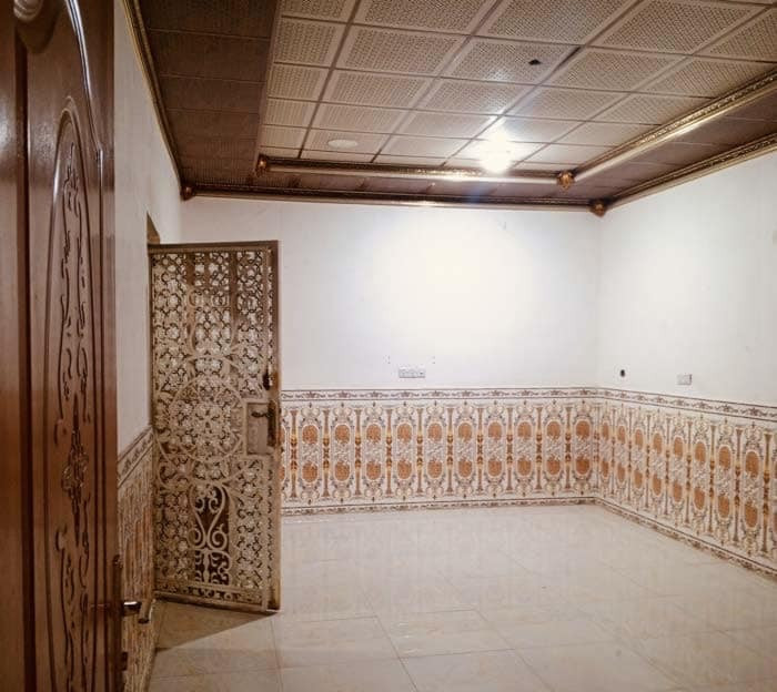 بيت للايجار حديث 
يصلح سكن أو تجاري 
في منطقة جمعية اسكان المواني شارع الميثاق مقابل مدرسه آمنة بنت وهب يحتوي ع غرفتين نوم واستقبال الضيوف ومطبخ وحمام وصاله كبيره وصحيات داخليه وخارجيه 
عرض الشارع 20م
الايجار الشهري 600الف
للاستفسار اكثر ***********
