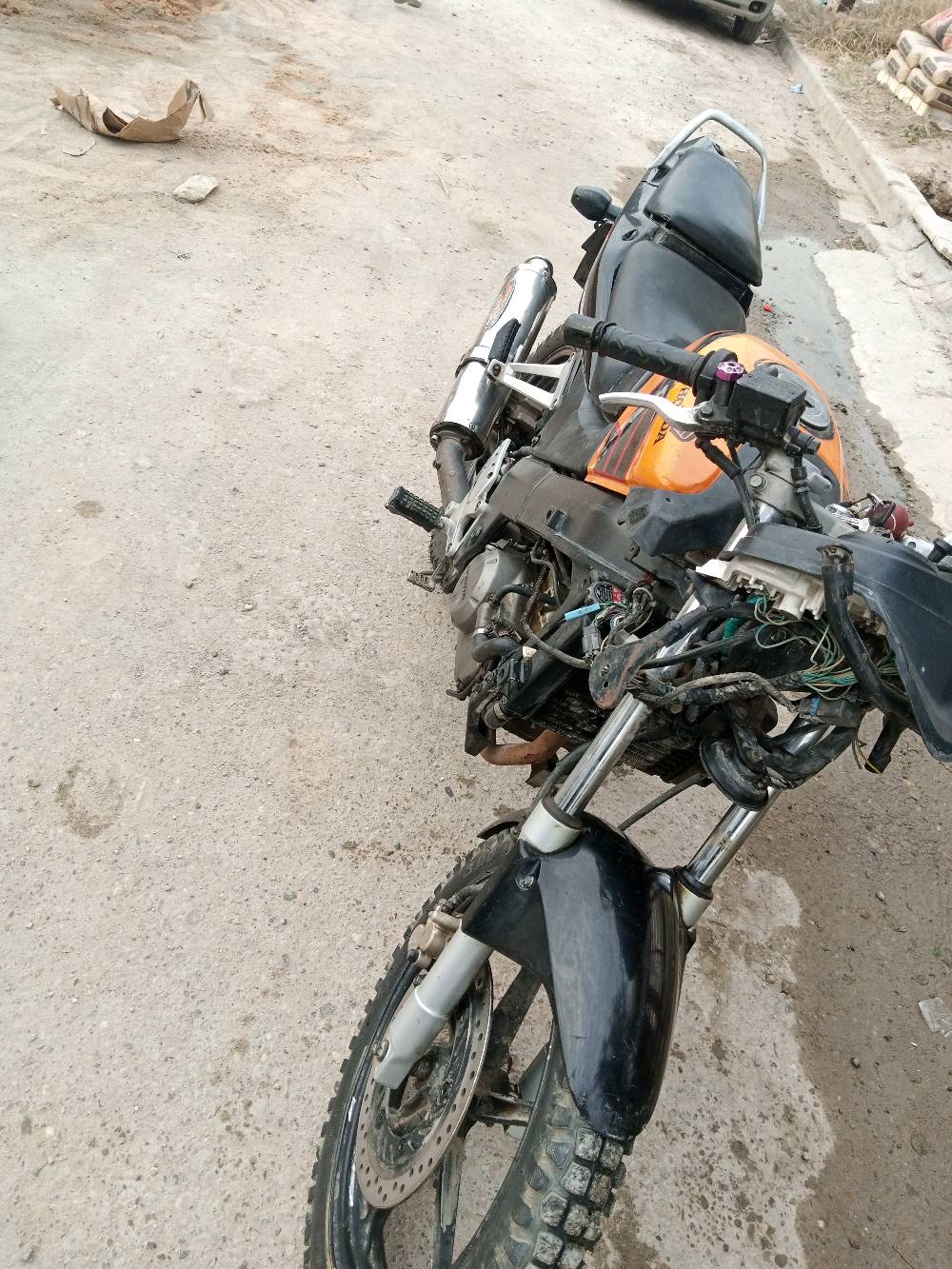 للبيع دراجة نارية نوع هوندا، اللون برتقالي مع بعض الملحقات المفقودة. الدراجة تحتاج إلى بعض الصيانة، بالإضافة إلى بعض القطع المتوفرة كما هو موضح في الصور. المحرك من نوع هوندا وقوي، ويحتاج إلى مراجعة للتأكد من كفاءته. التصميم كلاسيكي ومناسب لمحبي الدراجات ذات المظهر الرياضي الكلاسيكي.