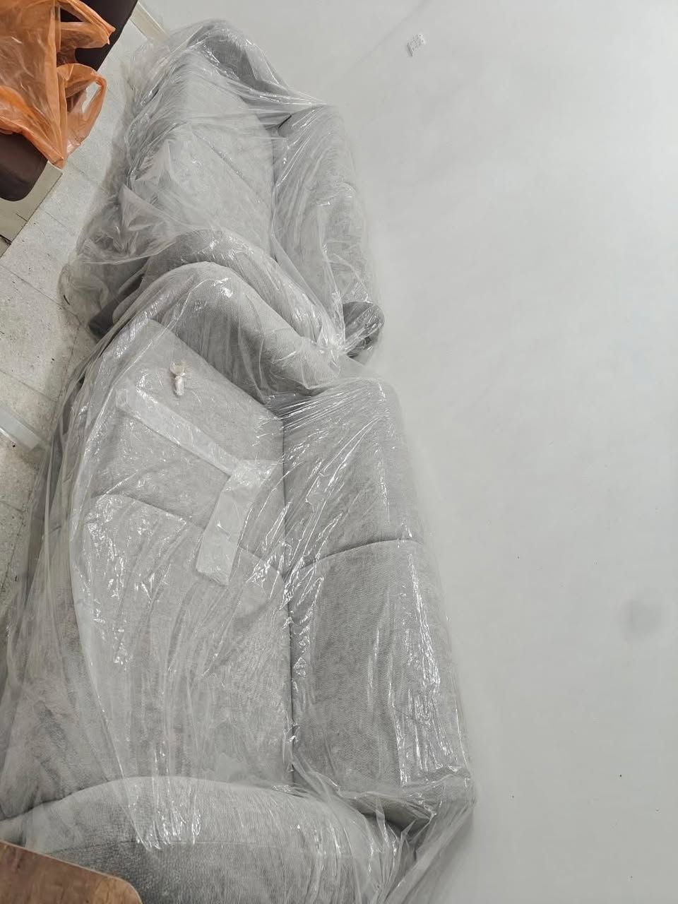 تخم جديد غير مستعمل بجيسه ، عشر مقاعد بيهن طبقة سبرنك شغل درجة اولى  
سعر الشراء مليون سعر البيع ٩٠٠ وبي مجال بسيط
عنواني شارع فلسطين قرب نادي تركماني 
الرقم ***********
