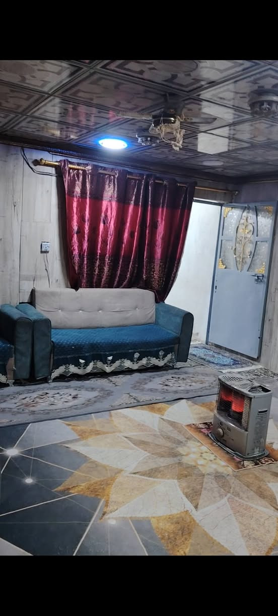 بيت للبيع كامل عل شارع عام واقع حال
البيت ستقبال +غرف نوم عدد. 2. مطبخ وصاله 
الاستفسار الاتصال عل رقم ***********
