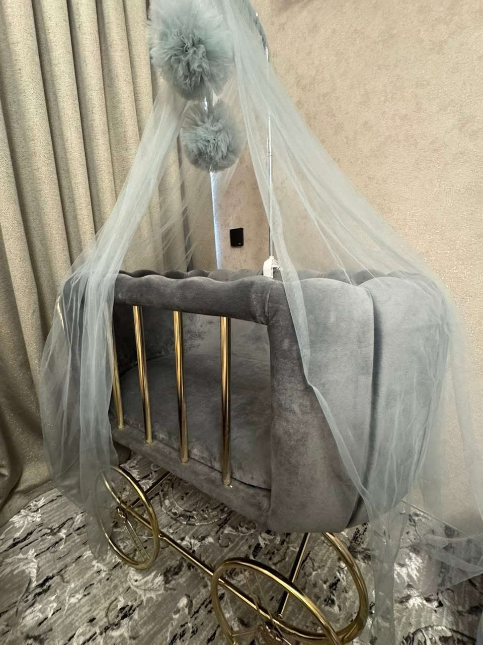 ⸻
🛒 سرير أطفال (مهد) للبيع بحالة ممتازة

مهد أطفال أنيق وفخم، تصميم عصري يجنن 👶✨
اللون رمادي ويا تفاصيل ذهبية تعطيه شكل راقي ومرتب، مناسب لأي غرفة أطفال.

✔️ بيه ناموسية (شِبَك) ناعمة ويا زينة حلوة
✔️ مريح وآمن للبيبي
✔️ نظيف جداً وما مستخدم هواي
✔️ سهل الحركة بفضل القاعدة المتحركة

📏 الحجم مناسب من حديث الولادة ولحد عدة أشهر


**إذا كنت صاحب هذا الإعلان وتريد حذفه لأي سبب، رجاءا أرسل رسالة إلى الدعم الفني**