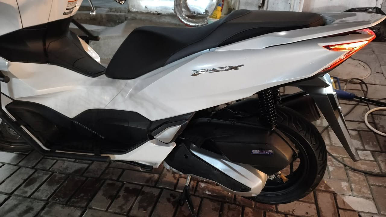 السلام عليكم و رحمة الله 
 PCX
الجيل الرابع ياباني kf  كفالة عامة من الضربة والصبغ والفتح 
ماشية 19 وشوية  
نازلة من بيت طارش وبعدها على وضعها 
مكاني بغداد الشعب .. سـعرها 30 ومجالها قليل 
***********
