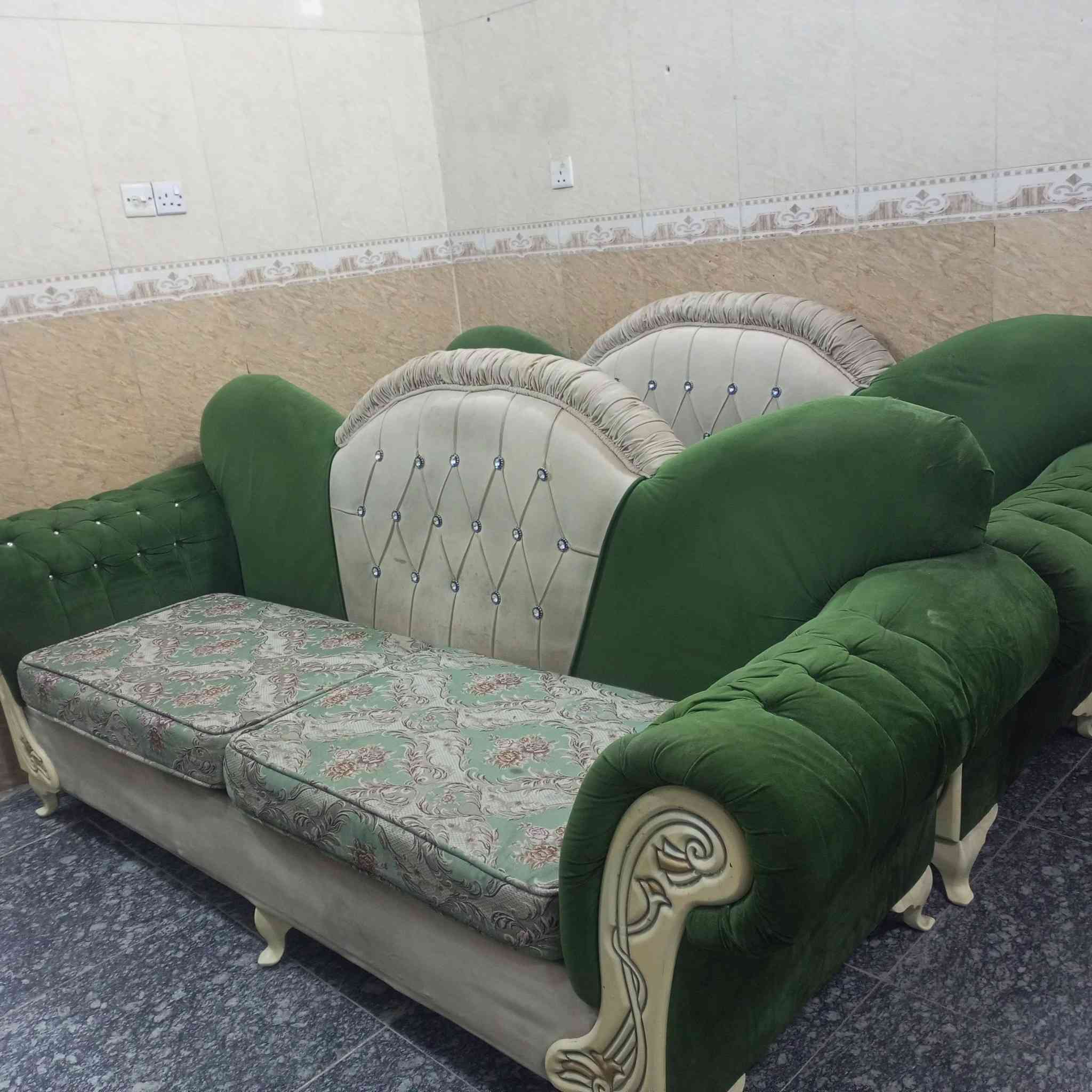 تخم ملكي مستعمل اخو الجديد ١٠ مقاعد تركي السعر ٥٢٥  ألف  بابل الحمزه الغربي حي الدولار قرب عماره دكتور ناجي أتصال ***********
