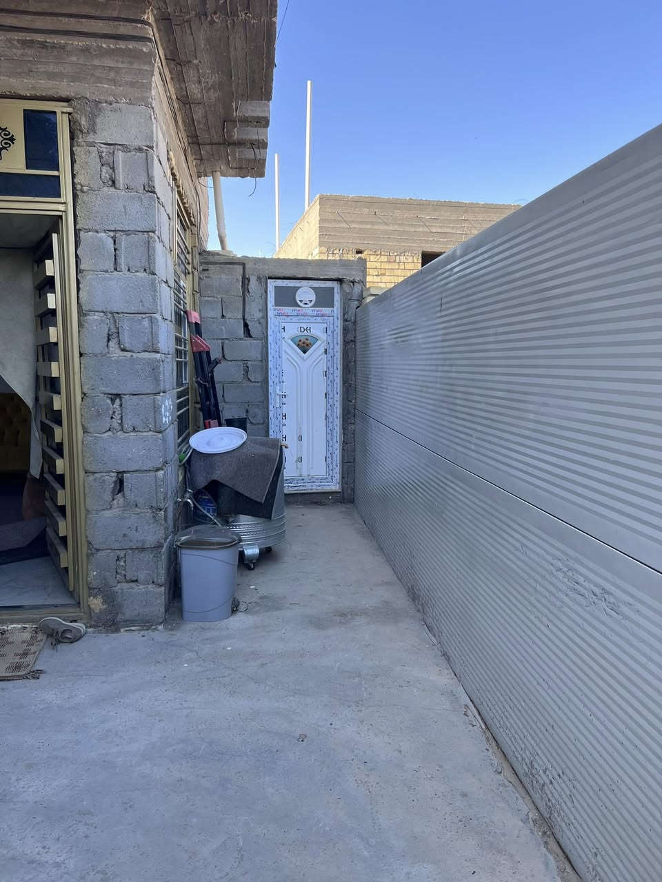 السلام عليكم
يتوفر دار سكني طابو زراعي سند 25 للبيع  مساحته 160م يحتوي على غرفتين نوم وصالة واستقبال ومجموعه صحيه داخليه وخارجيه موقعه في المسيب / سيد ابراهيم - طريق خط النفط بناء حديث بلوك وصب السقف والأساس بناء درجه اولى متوفره كل الخدمات ماء وكهرباء وتبليط السعر المطلوب للبيع. 72 مليون قابل للتفاوض للأستفسار الأتصال برقم *********** او مراسلة الصفحة
