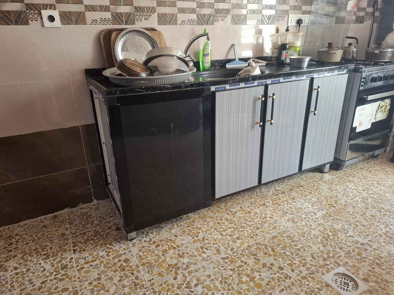 للبيع كونتر مطبخ المنيوم درجة اولى والسقف مرمر بحالة ممتازة المكان مزارع زيونة ***********
