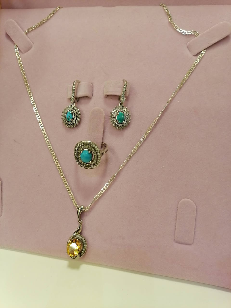 السلام عليكم
تخم فضه 925 شرط تحفه
مداليه من حجر سترين الأصلي شرط
ومحبس وتراجي من حجر فيروز الأصلي
وزن ١٨ غرام ونص سعر غرام ٤ ونص
المكان النجف الاشرف ويوجد توصيل


**إذا كنت صاحب هذا الإعلان وتريد حذفه لأي سبب، رجاءا أرسل رسالة إلى الدعم الفني**