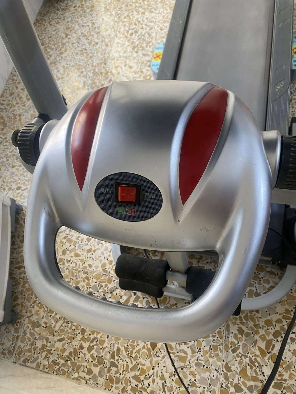 السلام عليكم
للبيع جهاز جري شغال ونضيف جدا ضمان تشغيل ما بيه اي مشاكل ويتحمل أوزان المكان بغداد حي اور خلف جامع خلفاء 

السعر 175 الف السعر قفل

ويحتوي على هزاز ناقص فقط حزام 

وسرعات عالية
رقم ‭٠٧٧٢ ٨٠٤ ٧٢٢٠‬
