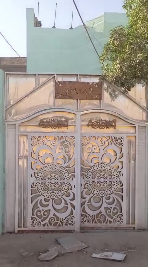 دار للايجار او للبيع بالمعسكر فرع المولدة الي يطلع عله شارع عشرين المبلط مجمع فدك/البلديات بيت خير من الله حاليآ فارغ غرفتين نوم + صالة + استقبال + مطبخ  اليرغب بالشراءءء
للاستفسار لاتصال على الرقم *********** مامتواجد فيسبوك
