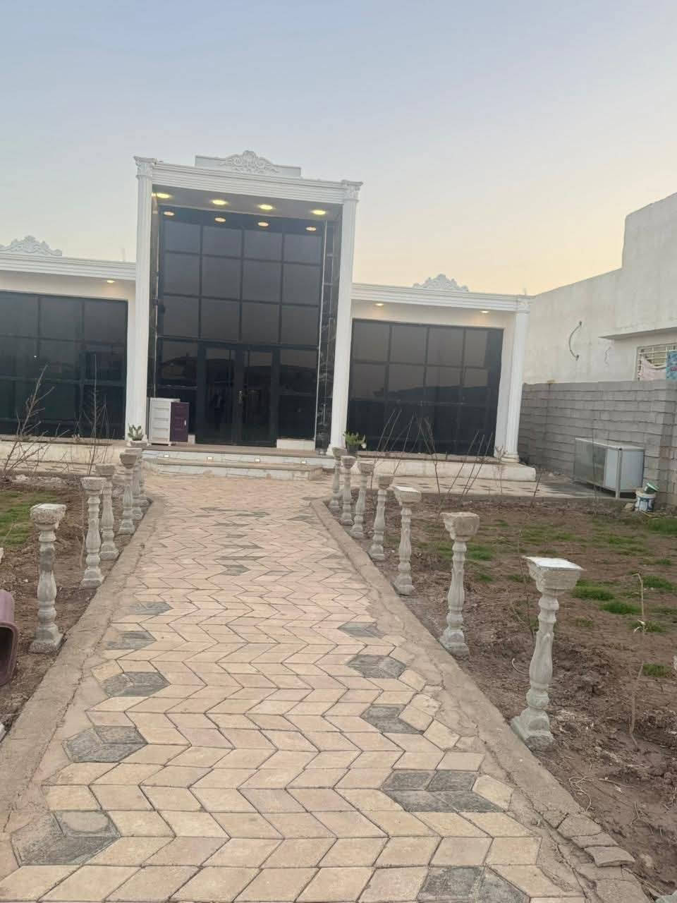 مزرعه للبيع.
منطقه الداحره . 
مع دار مربع 100م طابق واحد. 
مع الاثاث. جهه السده وعن شارع السده 500م 
شارع 15م 
للاستفسار ***********
