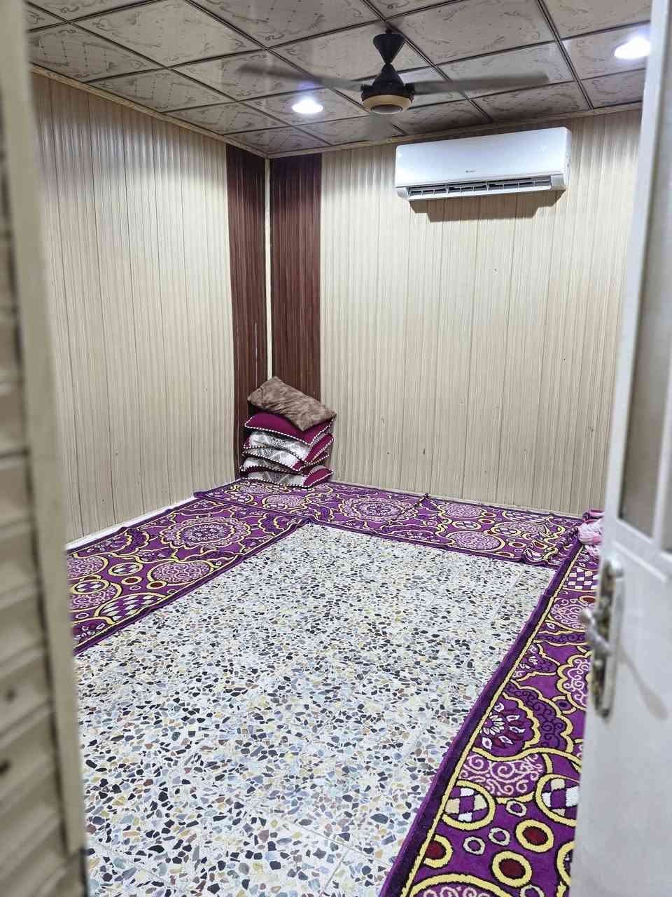 بيت نصف قطعه (للبيع)
مساحته 72 متر مربع ركن 
مدينة قطاع 45 
للاستفسار الاتصال 
***********
