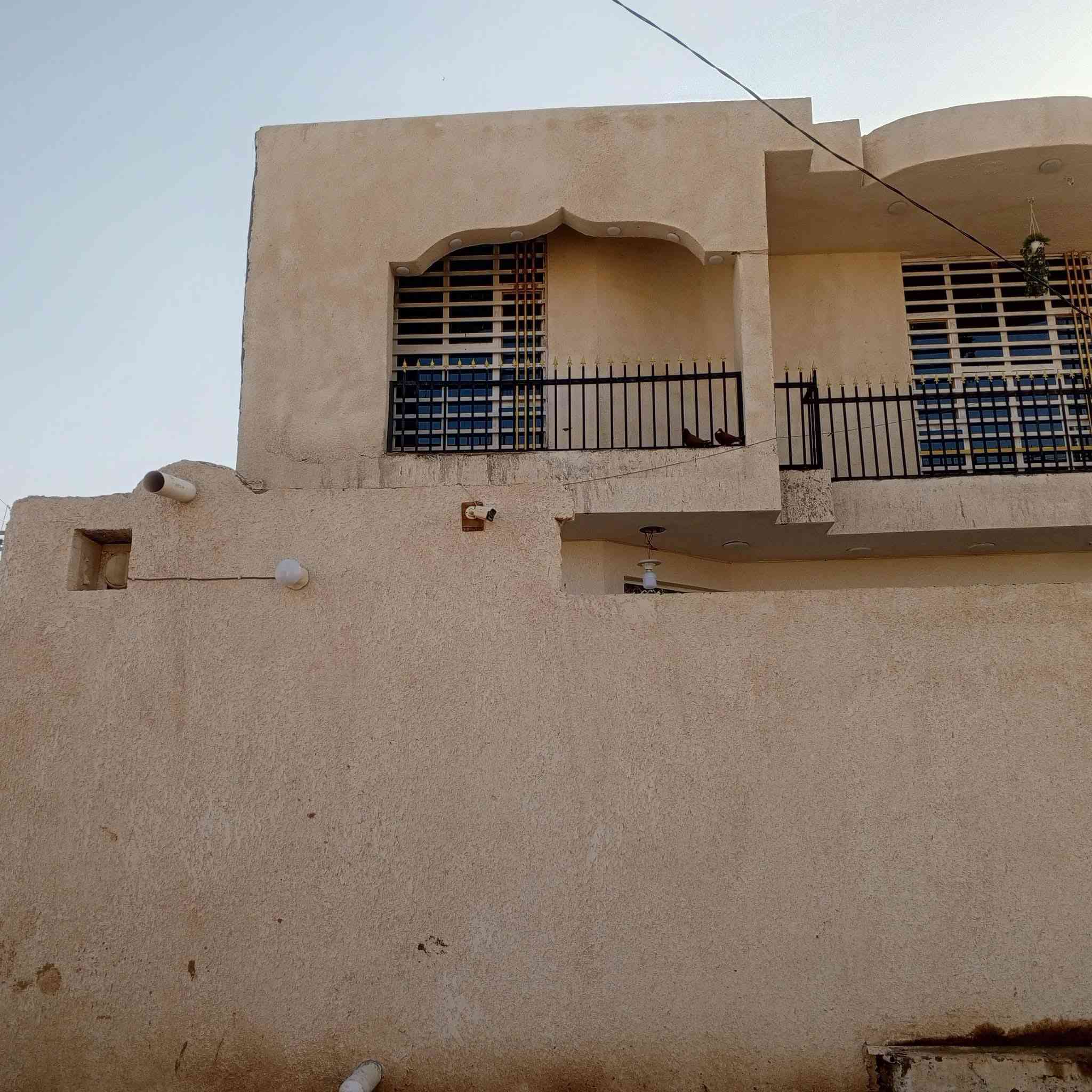 دار للبيع او مراوس  بي حي الجامعة اوسياسين او زين القوس أو حي الجهاد العزه
بالسفحه بيت درجه أولى طابقين دبل فاليوم  غرفتين نوم استقبال ومطبخ صالة 9م طابق الثاني غرفتين نوم صالة 9م مجموعة صيحات مع مخزن 
200/م  / شارع الوائلي 
ثاني بيت عن لركن 
***********
***********
