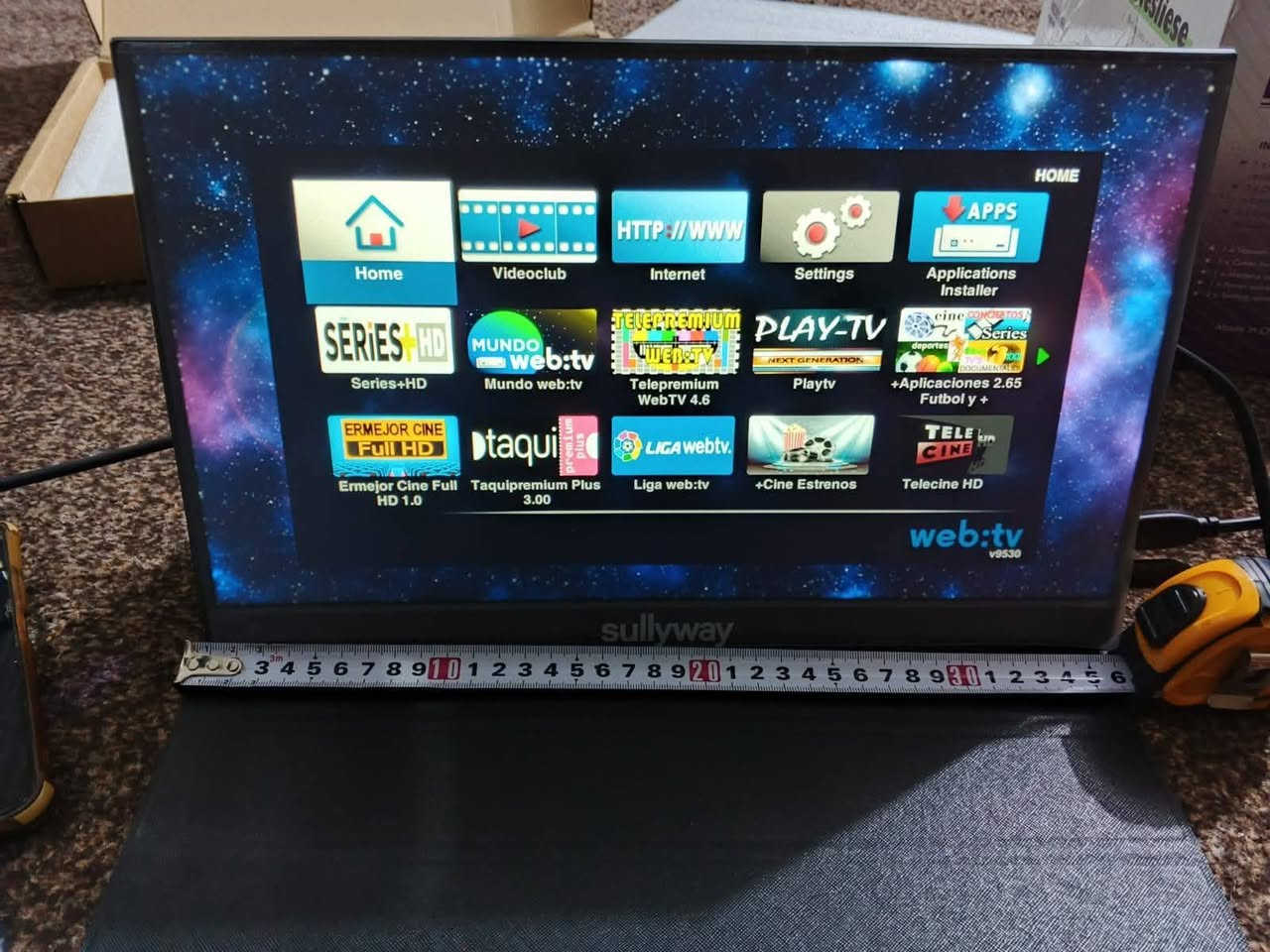 هذه شاشة محمولة بحجم15.6  بوصة، ومناسبة للاستخدام أثناء التنقل، العمل عن بعد، والألعاب.
الشاشة: دقة عالية تصل إلى 2K (2160x1440) مع تقنية IPS وزوايا مشاهدة واسعة. 
المنافذ: مجهزة بمنافذ Type-C و Mini HDMI لسهولة الاتصال بأجهزة الكمبيوتر المحمول، الهواتف، ومنصات الألعاب. 
المميزات: تحتوي على مكبرات صوت مدمجة، وحامل مغناطيسي يعمل كغطاء واقٍ.


**إذا كنت صاحب هذا الإعلان وتريد حذفه لأي سبب، رجاءا أرسل رسالة إلى الدعم الفني**