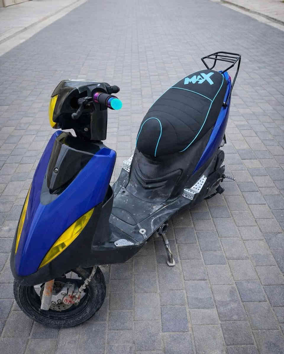 السلام عليكم 
دراجة ماكس عدلة للبيع ، احلى من الصوره بهواي ..
الدراجة بلادية وتخبل ومعتني بيها كلش 
زلغ ما بيها الدراجة 
1- ضفيرة جديدة ( صار 15 يوم من شادها ) 
2- عينة جديدة كلها شغالة ( صار شهر من شادة )
3- كهربائيات كلها تشتغل 
4- لايت عالي ناصي يخبل وقوي 
5- كابريتة ڤيچي البلادية ( صار شهر من شادها ) 
6- سلف رياضي 55 ( شرط بصمة يعتبر مو سلف ) 
7- دبلات رياضي جديدات
8- قطرة دهن رياضي 
9- تعلاكة رياضي 
10- باتري توني شادة 
11- خودة وياها 
12- قناع وياها
13- هندر رياضي موجود بس ما شادة
بالاظافة لذلك من كلت معتني بيها اقصد كل 15 يوم ابدل دهن وبلك وفلتر بانزين ، 
والدراجة اروح بيها للدوام وارجع ودوامي يبعد عني 2 كيلو يعني قريب فكلش ما متعبه …
السعر - 750 -
العنوان ( البصرة - الزبير ) 
للاستفسار
 الاتصال على الرقم او مُراسلة واتساب
*********** الزبير, البصرة
