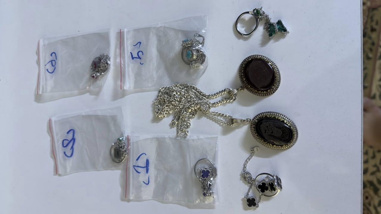 السلام عليكم 
 اخوان شلعه محابس كلهه فضه  كلهن واكو بيهن صياغات يدويه ومحابس امرتبات عددهن165 ولاكلايت اثنين  هنه والزناجيل مالتهن وسوارات نسائيه عدد 6 سوارات و 6 محابس نسائيه للبيع كلهن ابيعهن شلع قلع واكو قطع يسون 100 الف واكو 75 الف و 65 و 50 وكلهن قطع ثكال  كسر ما ابيع مكاني بغداد لكريعات التسليم بل ايد او ايدزلي مندوب يستلمهن مني توصيل ماكو  

 مابيع كسر وزنهن 2085 
مكاني لكريعات ***********
