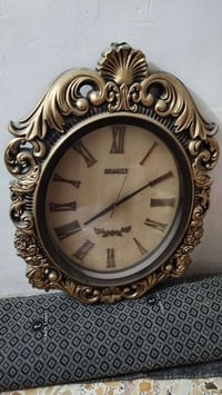 ساعة جدارية