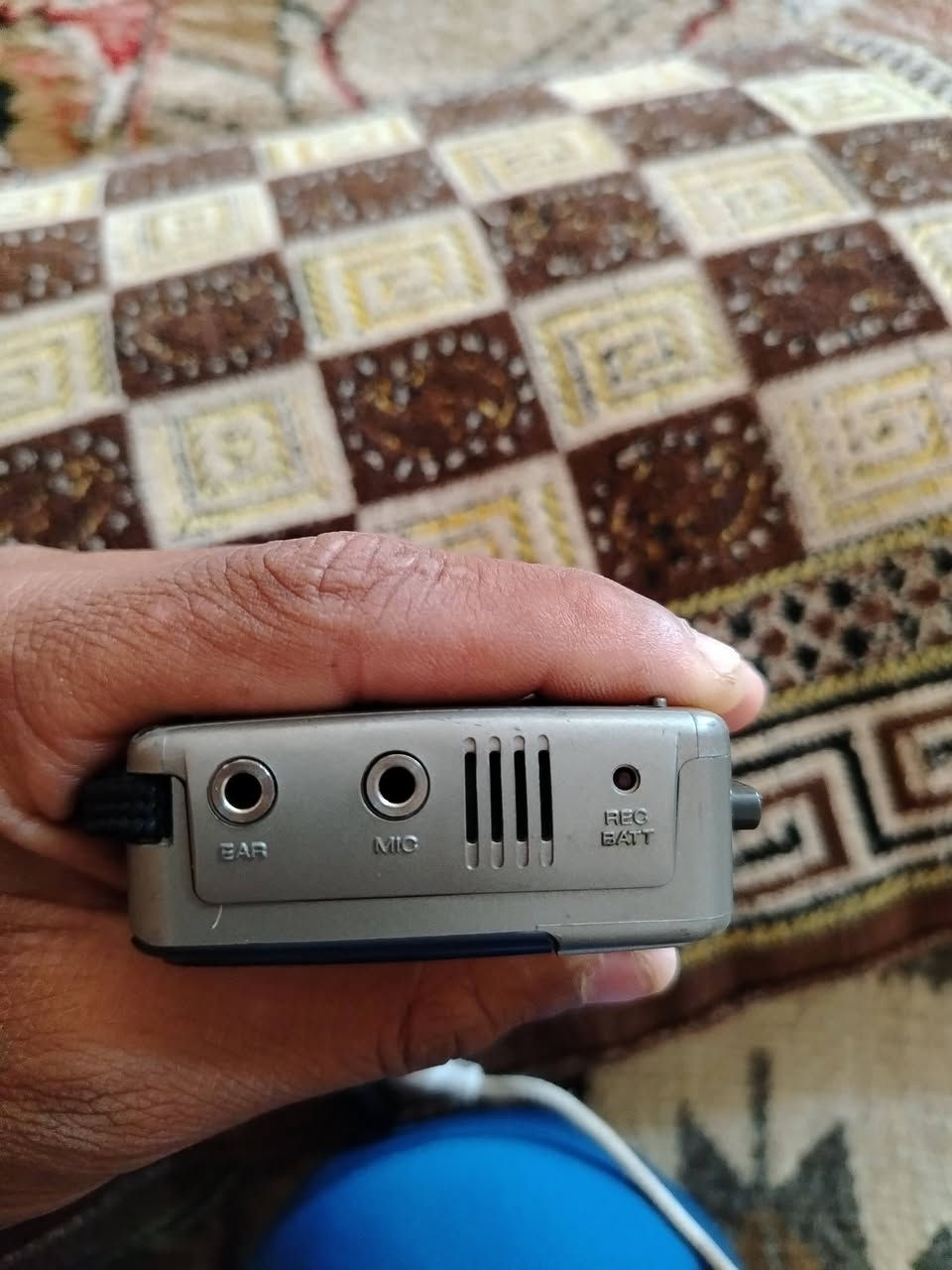 للبيع مسجل بحجم صغير شغال فول نضافه 100/100ممتاز  بحاله جيده يعني قطعه نادرة اليريده يتصل ***********
