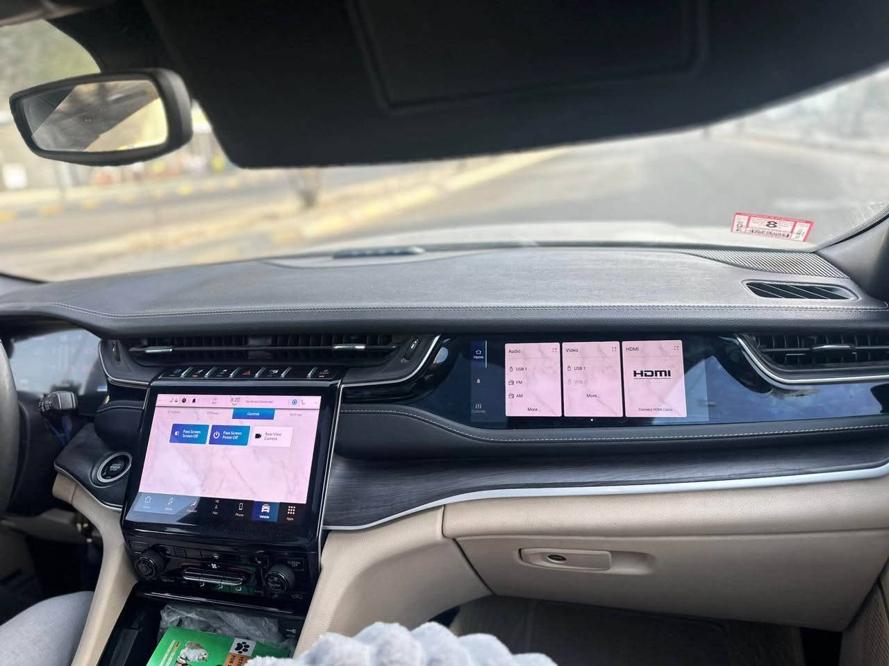 ‼️جيب كراند شيروكي هايبرد هايبرد السعر 275 قفلل‼️
فول مواصفات 
 

المحرك والأداء
 • محرك 2.0 لتر تيربو + نظام هايبرد (Plug-in Hybrid)
 • قوة إجمالية: 375 حصان
 • عزم دوران: 470 نيوتن/متر  ￼
 • نظام دفع رباعي دائم (4×4)
 • قير أوتوماتيك 8 سرعات
 • تسارع 0-100 كم خلال ~5.3 ثانية  

نظام الهايبرد
 • مدى كهربائي: حوالي 25–26 ميل (40 كم)  ￼
 • استهلاك اقتصادي: حتى 56 MPGe
 • مدى إجمالي (بنزين + كهرباء): حوالي 470 ميل
 • 3 أوضاع قيادة:
 • Electric (كهرباء فقط)
 • Hybrid (مشترك)
 • eSave (حفظ البطارية)

🛋️ المواصفات الداخلية (فل كامل)
 • مقاعد جلد فاخرة (تدفئة + تبريد + ذاكرة)
 • شاشة وسطية كبيرة + شاشة عدادات رقمية
 • شاشة راكب أمامي 
 • نظام صوتي فاخر
 • فتحة سقف بانوراما
 • إضاءة داخلية محيطية
 • نظام تشغيل ذكي + دخول بدون مفتاح

🛡️ الأمان والتقنيات
 • رادار أمامي + مثبت سرعة ذكي
 • تحذير خروج عن المسار + مساعد الحفاظ على المسار
 • كاميرات 360 درجة
 • حساسات أمامية وخلفية
 • نظام ركن ذاتي
 • كشف النقطة العميا

عدد المقاعد: 5 ركاب
 • سحب (Towing): حتى 6000 باوند
 • سعة صندوق ممتازة
 • فئات عليا: Summit / Summit Reserve (الأفخم

🚘 المواصفات الخارجية
 • جنوط رياضية قياس 20–21 إنج
 • إضاءة LED كاملة
 • مرايا كهربائية + تسخين
 • تصميم هجومي فاخر
 • باب خلفي كهربائي

للتواصل ‭*********** النجف, العراق
