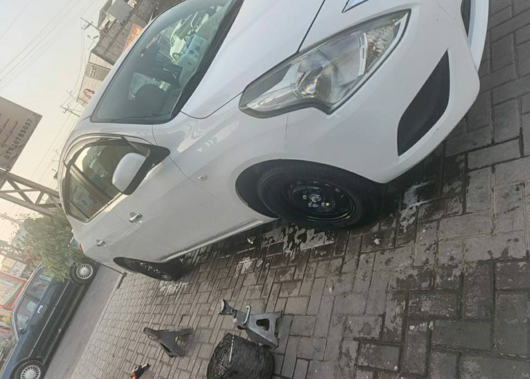 سلام عليكم نيسان سني موديل 20سياره كفاله عامه من كلشي من صبغ من تبديل من الضربه مكينه وكير مكفولات تخم تاير حداده جديده تبريد ثلج سياره ربع ما عوزهه ابد كبل الشارع وراعيه يمنه لي بسمه سعر 105وبيه مجال قليل العنوان البصره الزبير  هاذ رقم التواصل وأنه خادم ***********
