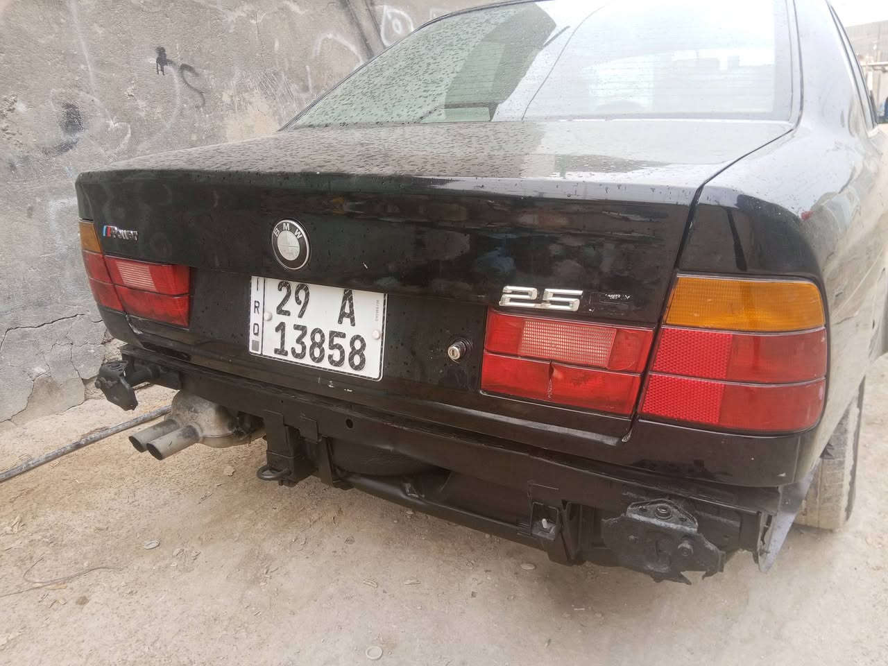 السلام عليكم  بي ام 520  92 محرك 525 مفتوح جديده وناعمه كير جديد توني شاده كهربائيات كلها شغاله زنون سورت سياره حلوه سعرها 38// ***********
