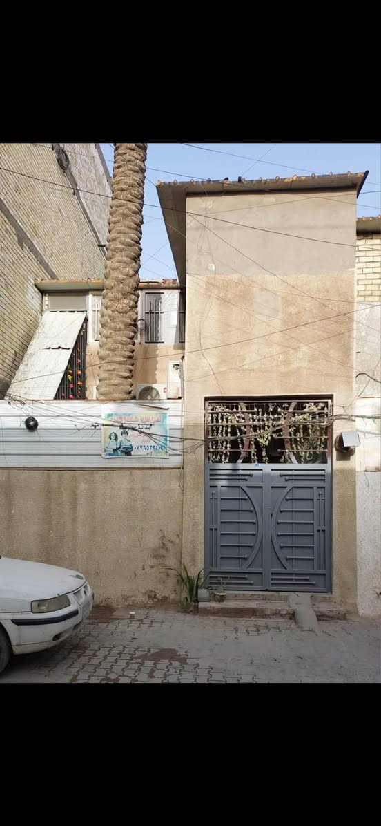 📍 دار 🏠 للبيع 
 الموقع: حرية الثانية / قرب دائرة الكهرباء

🔹 المساحة: 105 م
🔹 الواجهة: 6 ونص م 
🔹 النزال: 15 م
🔹 البناء: مسلح + بناء قديم نظيف قابل للسكن

🔹 التفاصيل:
 • الطابق الأول: 3 غرف + خدمات + طرمة
 • الطابق الثاني: غرفة + غرفتين ساندويج + خدمات
 • سطح
‎💰 السعر185 بي مجال 
للاستفسار ‭***********‬
