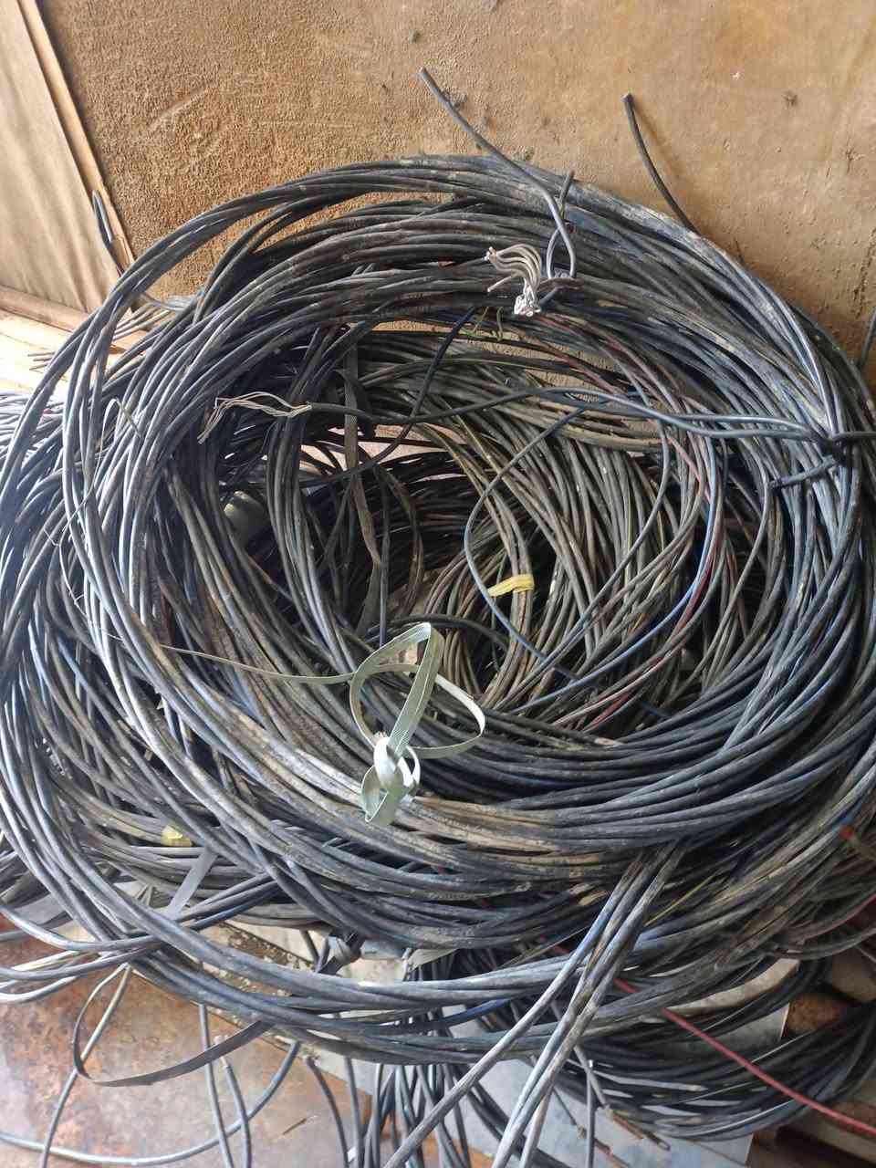 السلام عليكم للبيع المكان سوق الشيوخ قرب مكتب السيد ***********
