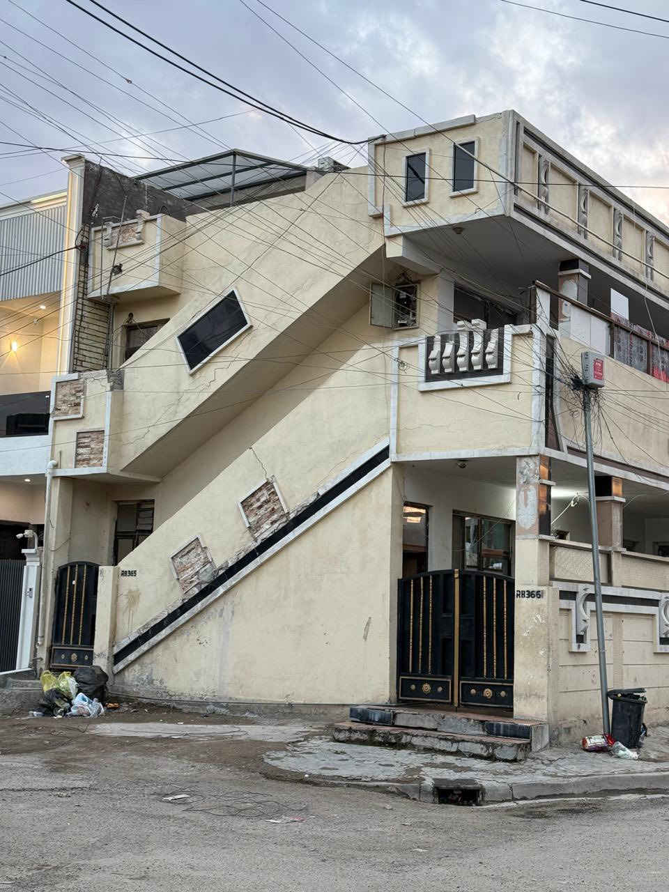 السلام عليكم يوجد دار ركن للبيت في العامريه منطقه دور اللواعيب فرع فلافل طربوش يحتوي على وحدتين سكنيه معزولتين درج خارجي وكل وحده سكنيه تحتوي على غرفتين كبيره وصاله ومطبخ وصحيات للاستفسار‭
***********
