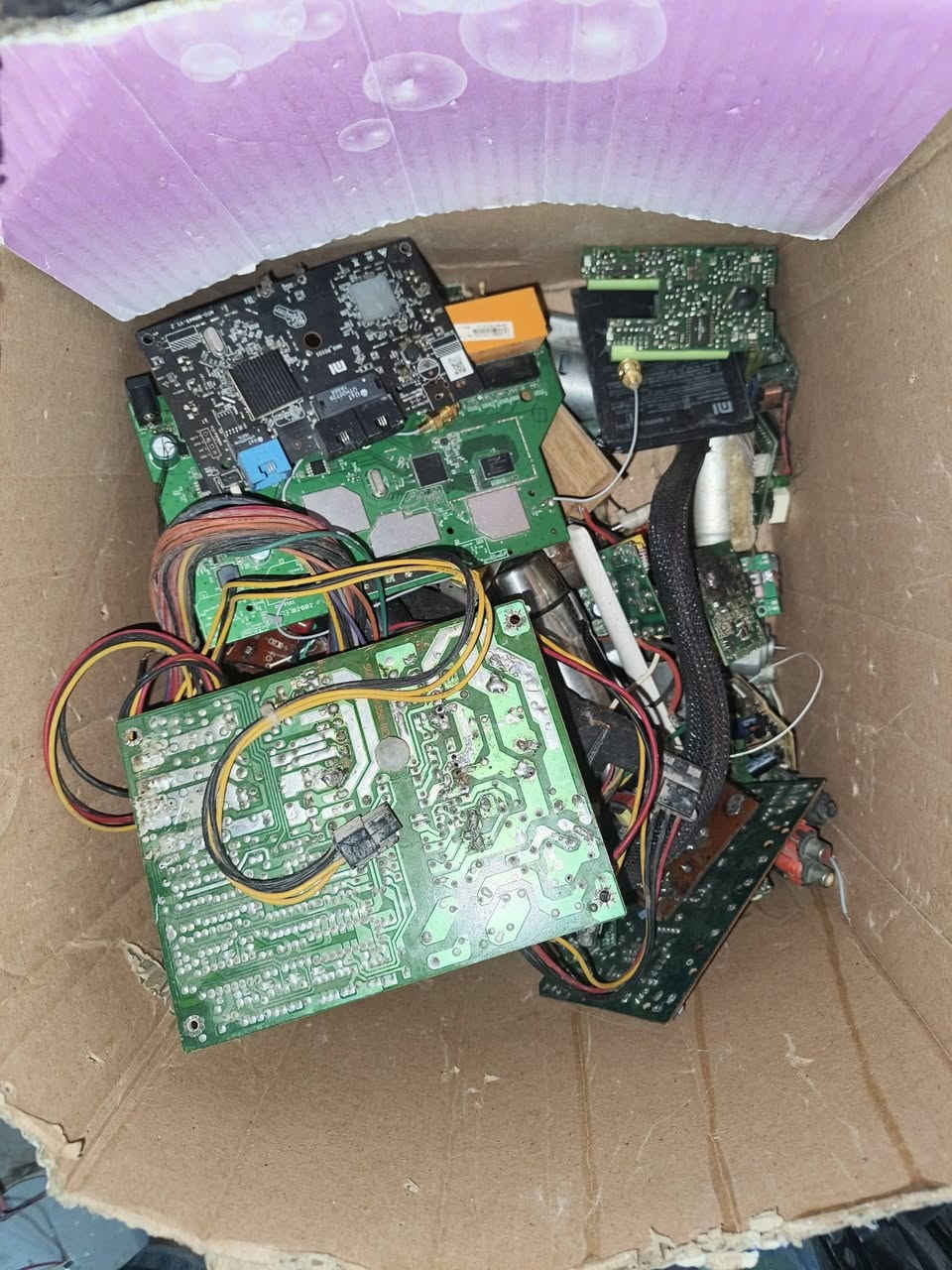 بوردات كهربائية والكترونية اللي يريدهم يحط سعر ويتدلل بيهن ٥كيلو


**إذا كنت صاحب هذا الإعلان وتريد حذفه لأي سبب، رجاءا أرسل رسالة إلى الدعم الفني**