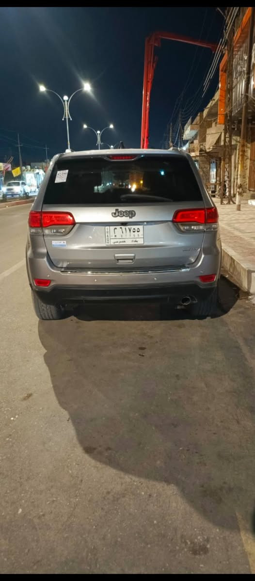 للبيع .النوع: جيب جراند شيروكي (Jeep Grand Cherokee).
الفئة: ليمتد (Limited).
​اللون: فضي (سلفار) مميز كما في الصور.
​فتحة السقف: فتحة قمارة كهربائية.
​المواصفات والإضافات:
​بصمة دخول وتشغيل مع خاصية التشغيل عن بُعد.
​كراسي جلد (تحكم كهربائي).
​شاشة كبيرة مع كاميرا دوارة وحساسات خلفية وأمامية.
​جنوط (ويلات) كروم حجم كبير بتصميم رياضي.
​نظام دفع رباعي (4X4) مع وضعيات قيادة متعددة.
​صندوق خلفي كهربائي (جك). فتحت سقف
​
​السنوية: مجددة وصالحة لغاية عام 2026.
مكان السياره الناصريه الشطرى 
الموديل 18.مرمز شكل وسنويه موديل  2020
************"
