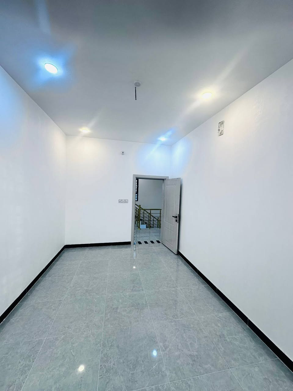 🏠بيت للبيع طابقين 
🏚️ديوانية / حي الامين مدخل (شارع التنانير)🏠
مجاور  مدرسة الصادق الامين 

ملاحضة / يوجد في التعليقات فيديو كامل يوضح  محتويات البيت بالكامل 

✅كونكريت مسلح 
 
❇️زراعي سند ٢٥ [مرقم جاهز للتطويب]

✅المساحة : 100متر 
❇️الواجهة ٦.٥ متر
❇️النزال : ١٥.٥٠ متر 

♻️محتويات الدار 

🏚️الطابق الاول 

 🔆 غرفة نوم
🔅استقبال 
🔅صالة 
🔅مطبخ 
🔅حمام
🔅صحيات داخلية وخارجية 

🏚️الطابق الثاني 
 

🔆 غرفة نوم
🔅صالة 
🔅مطبخ 
🔅حمام
🔅صحيات داخلية غربية

ملاحضات ع البيت 

✅كونكريت مسلح و صب مركزي c 350 
✅ كهرباء بوري البيت بالكامل/ وايرات الفنار السعودي 
✅تأسيس ماء وكهرباء انابيب سمارت المصري الاصلي
✅شبكة تقطير سبالت للبيت بالكامل 
✅شبكة كاميرات للبيت بالكامل اربع جهات 

✅خدمات كاملة ( تبليط ، مجاري ، ماء ، كهرباء ، ارصفة مقرنصة بالباب +مدارس) كما موضح بالصور 

⚜️ للاستفسار مراجعة مكتب علاء صاحب دوحان
حولي الجامعة/ قرب مركز حي الجامعة

او الاتصال واتساب او عن على الارقام التالية 
*********** واتساب مراجعه مكتب 🏢 العاصمة للعقارات والمقاولات العامه ***********
