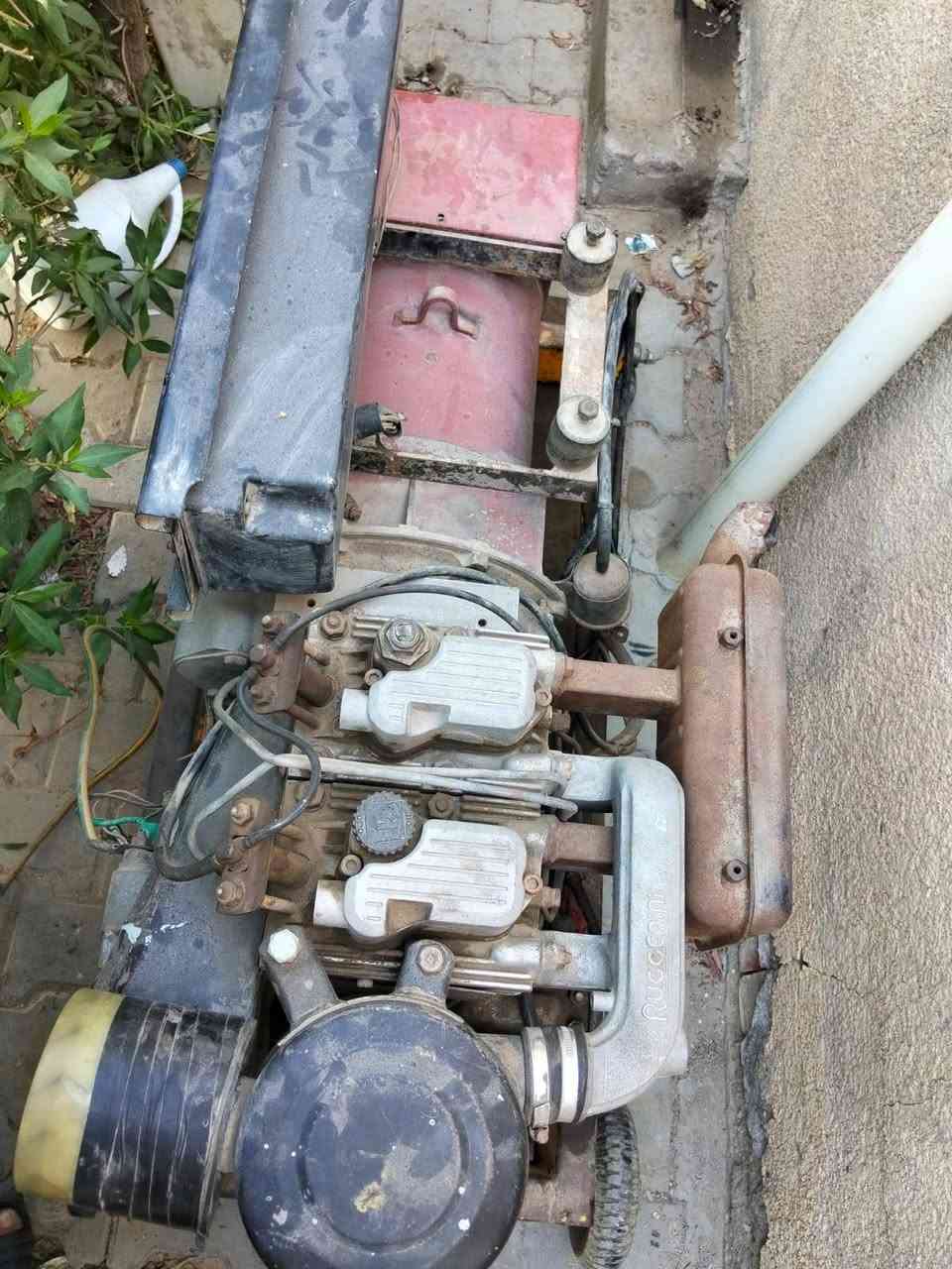 مولدة روجيريني (Ruggerini) إيطالي أصلي للبيع
المحرك: روجيريني إيطالي أصلي (بستنين)، غاز (ديزل)، معروف بقوته واقتصاديته بالوقود حجم رأس التوليد بحدود (10 إلى 12 كي في)
الحالة: شغال وبحالة ممتازة، جاهزة للعمل  (مثل ما موضح بالصور)
​الملحقات: محملة على قاعدة حديد قوية ومزودة بتايرات لسهولة الحركة والتنقل، وتحتوي على لوحة تشغيل ومنافذ كهرباء جاهزة.
السعر: ٨٠٠ الف وبيها مجال للشراي
للتواصل *********** بي واتساب
