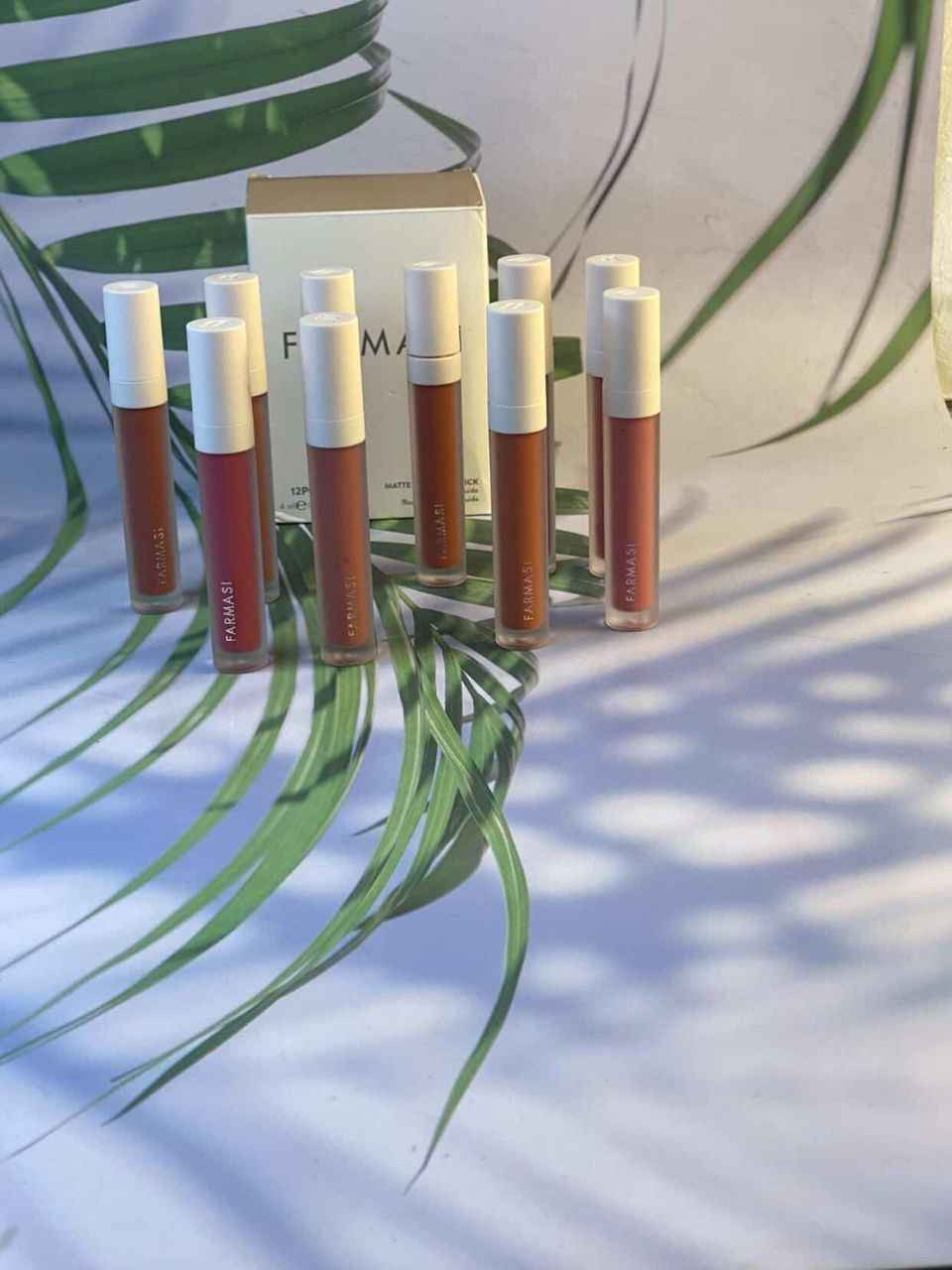 تتوفر بكجات حمر فارمسي Farmasi

 بخيارات متنوعة تشمل المجموعات الكاملة أو أطقم ثنائية وتشتهر بتركيبتها المات المطفية التي تدوم طويلاً دون أن تسبب جفاف الشفاه 

بكج الحمرة المات ومرطب الشفاه يتكون هذا الطقم من أحمر شفاه سائل بلمسة مطفية مع مرطب شفاه مغذٍ لضمان بقاء الشفاه رطبة وناعمة طوال اليوم

مجموعة حمر فارمسي مات Full Set تتوفر أحياناً كعرض يحتوي على عدة درجات أكثر من 12 درجة متوفرة في الإصدارات الجديدة تتنوع بين ألوان النيود الهادئة والأحمر الجريء

مميزات حمر فارمسي
ثبات عالي تدوم الألوان لمدة تصل إلى 8 ساعات
تركيبة خفيفة تمتاز بقوام كريمي مخملي خفيف على الشفاه ولا يتشقق
مكونات طبيعية الأصباغ المستخدمة عضوية نقية والمنتجات خالية من البارابين

المنشا  تركيا بغداد, العراق


**إذا كنت صاحب هذا الإعلان وتريد حذفه لأي سبب، رجاءا أرسل رسالة إلى الدعم الفني**