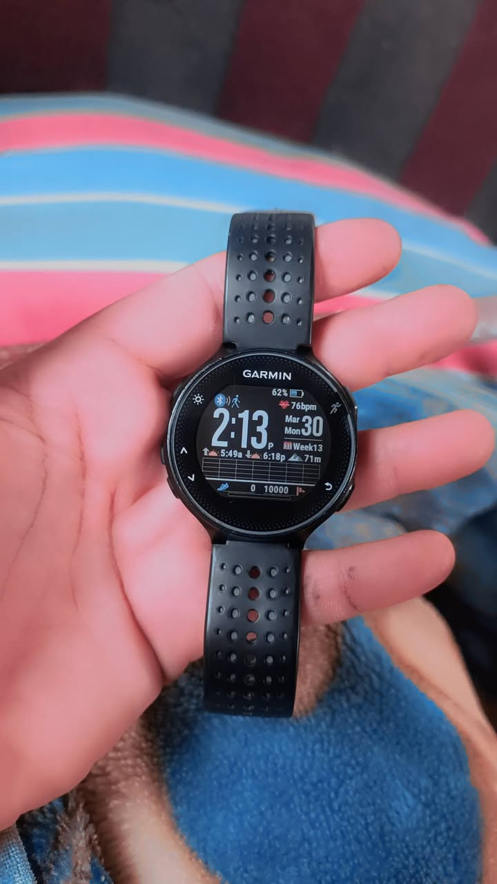 ساعة Garmin Forerunner 235 من أشهر الساعات المخصصة للجري، وتتميز بتوازن جيد بين الوزن الخفيف والميزات الرياضية المتقدمة. إليك مواصفاتها التفصيلية:
￼CNET +1
المواصفات العامة والتصميم
الأبعاد: 45 × 45 × 11.7 ملم.
الوزن: خفيفة جداً بوزن 42 جرام فقط، مما يجعلها مريحة للجري الطويل.
الشاشة: ملونة بقطر 1.23 بوصة (31.1 ملم) وبدقة 215 × 180 بكسل.
المواد: العدسة من زجاج مقوى كيميائياً، والإطار والهيكل من البوليمر المقوى بالألياف، مع حزام من السيليكون.
مقاومة الماء: تصنيف 5 ATM (تتحمل الضغط حتى عمق 50 متراً)، وهي مناسبة للسباحة والاستحمام.
￼Garmin Malaysia +4
عمر البطارية
وضع الساعة الذكية: يصل إلى 9 أيام (مع تتبع النشاط، الإشعارات، ونبض القلب من المعصم).
وضع التدريب (GPS): يصل إلى 11 ساعة.
وضع (GPS + GLONASS): يصل إلى 9 ساعات.
￼Garmin International +2
المستشعرات والتتبع الرياضي
نبض القلب (Garmin Elevate): مستشعر بصري يقيس نبض القلب من المعصم على مدار الساعة (24/7).
أنظمة تحديد المواقع: تدعم GPS و GLONASS لزيادة دقة تتبع المسافات والسرعة.
تتبع النشاط اليومي: حساب الخطوات، السعرات الحرارية، المسافة، ومراقبة جودة النوم.
ميزات متقدمة للجري: تقدير الحد الأقصى لاستهلاك الأكسجين (VO2 max)، مستشار التعافي، وتوقع زمن السباق.
￼CNET +5
الميزات الذكية والاتصال
الإشعارات: تعرض تنبيهات المكالمات، الرسائل، وتطبيقات التواصل الاجتماعي عند ربطها بالهاتف.
Connect IQ: تتيح تحميل واجهات ساعة إضافية، وتطبيقات، وحقول بيانات مخصصة.
التحكم بالموسيقى: تتيح التحكم في الموسيقى المشغلة على هاتفك الذكي.
التوافق: تعمل مع هواتف iPhone و Android عبر تطبيق
القطعه الجديد سعره 110 مع التوصيل


**إذا كنت صاحب هذا الإعلان وتريد حذفه لأي سبب، رجاءا أرسل رسالة إلى الدعم الفني**