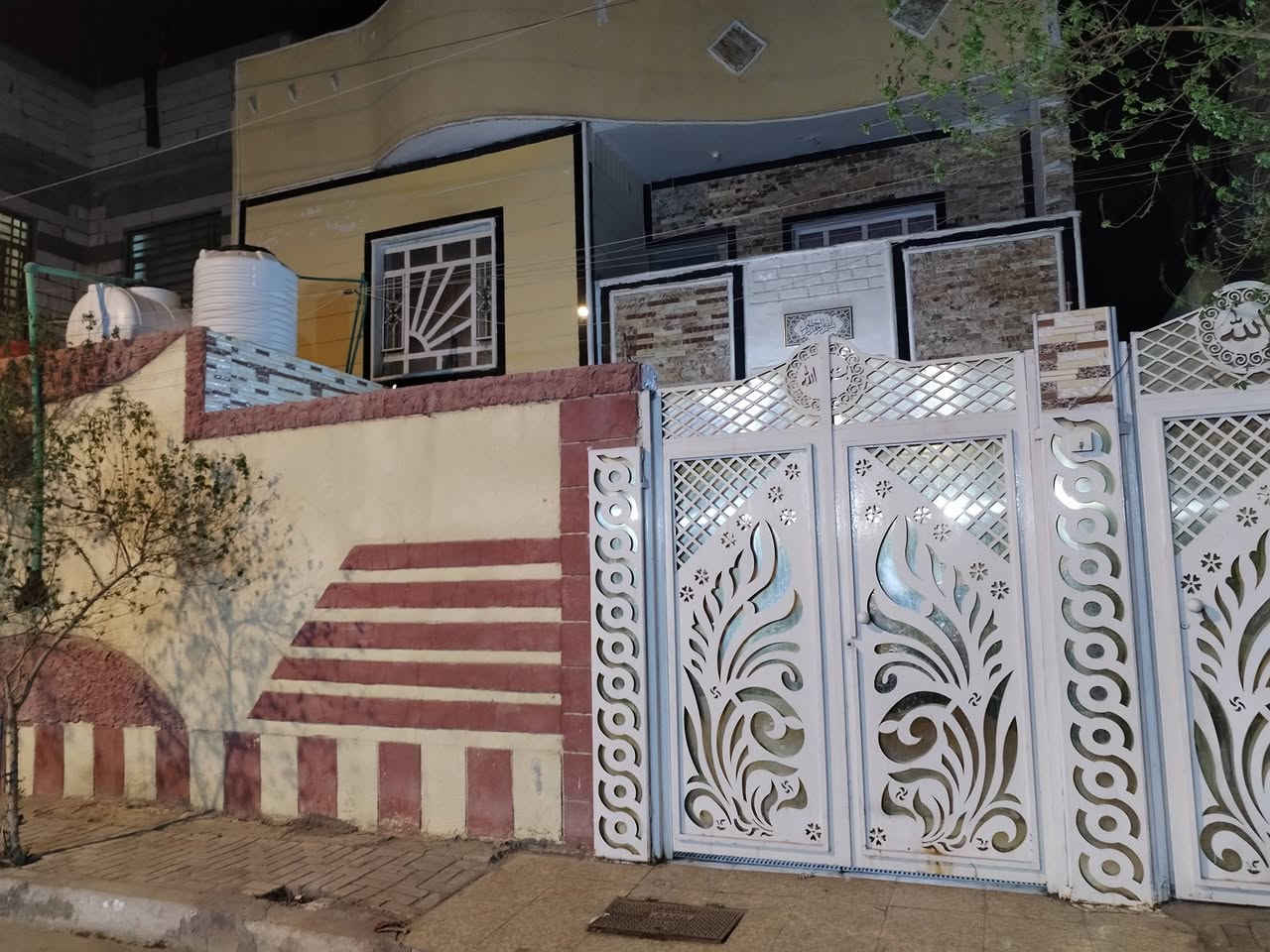 السلام عليكم
بيت للبيع طابو صرف في دور نواب الضباط مقابل المستشفى العسكري 
يحتوي البيت على طابقين 
الطابق الارضي غرفتين وصاله واستقبال ومطبخ كبير حار وبارد مع مجموعه صحيات  متكامله 
______
الطابق الثاني يحتوي على ثلاثه غرف وصاله كبيره مع درج خارجي وداخلي ومجموعه صحيات متكامله علما انه مساحة البيت 200 متر  
للاتصال رقم الهاتف 
*********** ابو عبدالله
