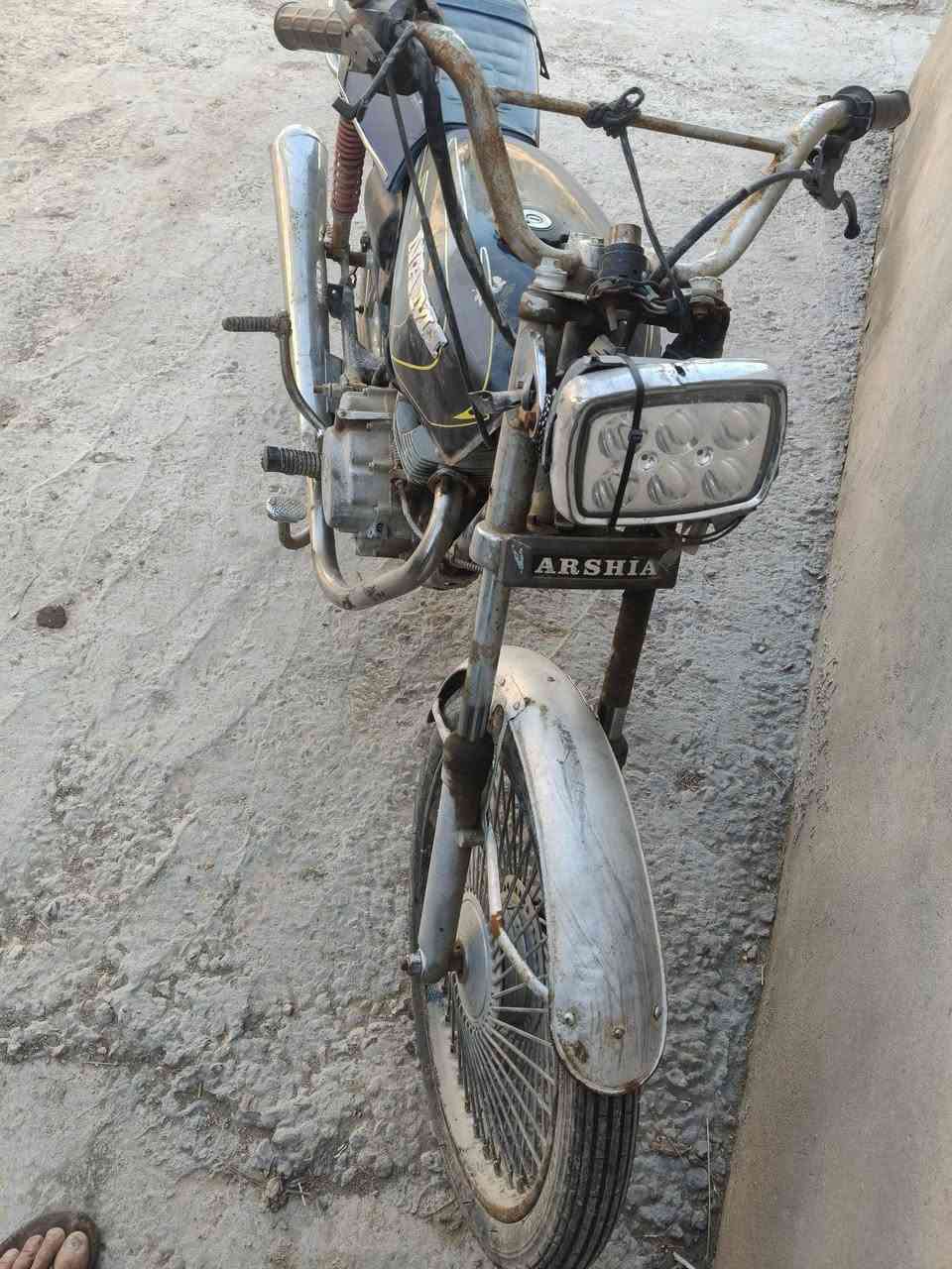 السلام عليكم دراجة لبيع كلك عاطله المكينه يرادلهه كور لن مكان بلك  مسحوك يعني شي على شي كوم حديد المكان الديوانيه السنيه 150وبيهه مجال ***********
