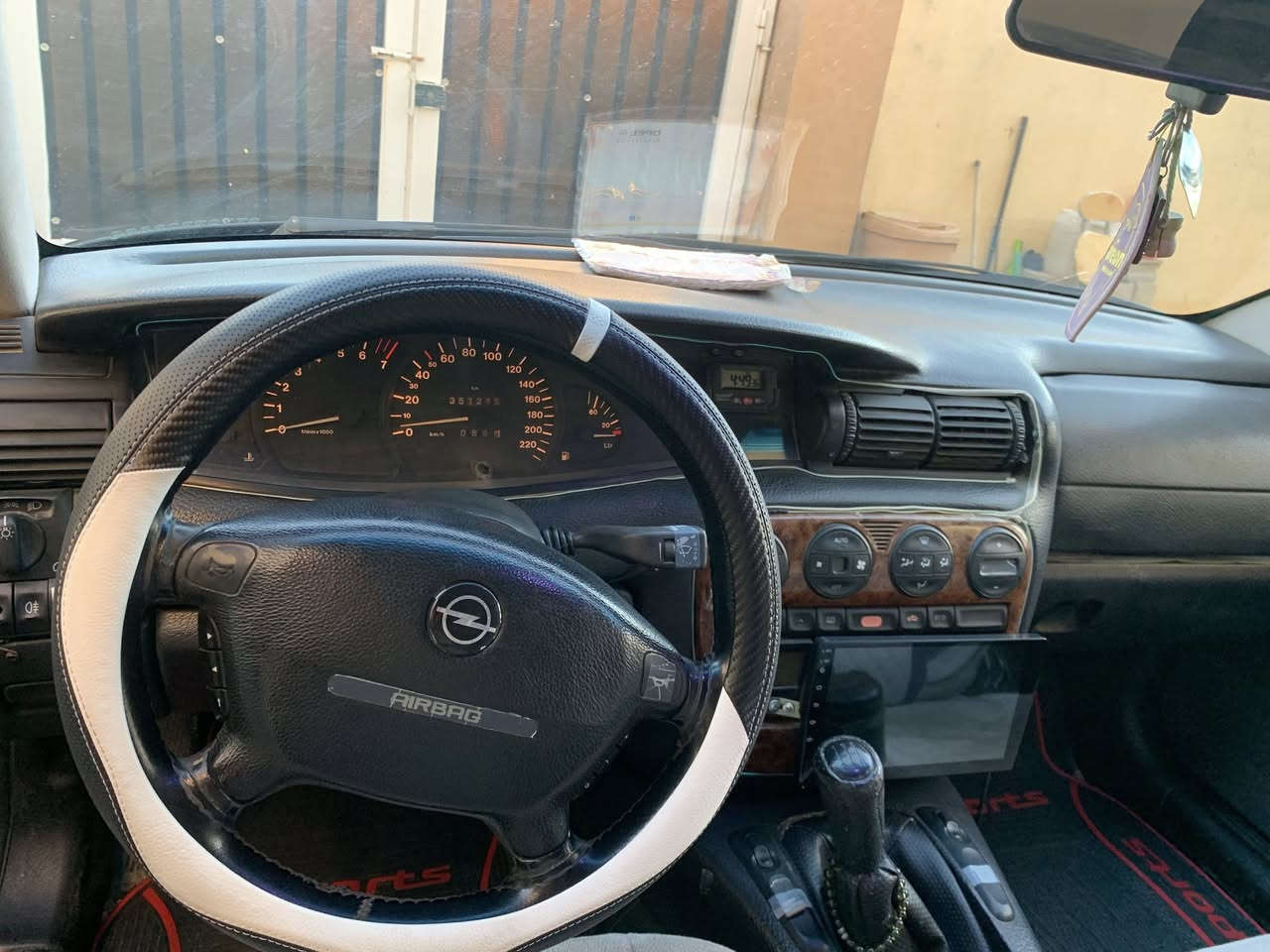 Opel omega 1996
سلام عليكم للبيع او المراوس اوبل بزون موديل 1996كير عادي محرك 20كبس مواصفات السيارة
بردة بلاديه كشنات جلد كشنات كهرباء مري كهرباء نظام ايكودشبول لمس تحكمات كلهه بلادية و تشتغل لايتات ليد بلكامل شاشه ايباد بطاين ابواب 2000جدد جام كهرباء السياره صبغ عام بشرط طكه جاكوج مابيهه رقم سليمانية الدولي سنوية و هزه جديده و حدادية 100‎%‎سعر السياره 55ورقه و بيها مجال للاتصال ***********وبلخدمة🩶
