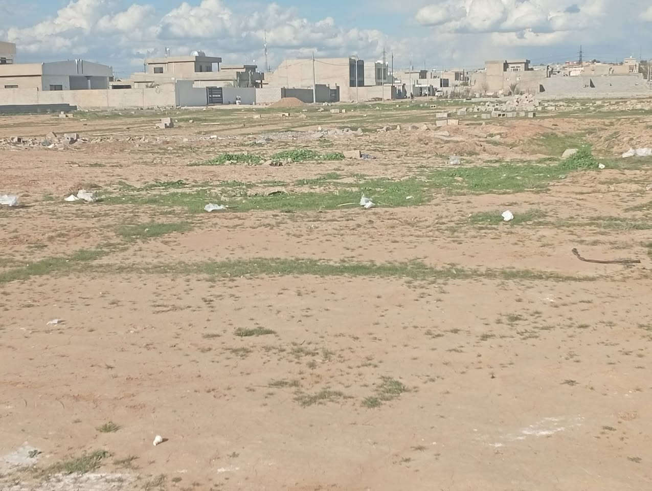 قطعة ارض 500 متر للبيع قريبه على بيت مله فارس الجديد بالمعسكر سعرها النهائي 11 مليون ونص شراي خابرني واشوفك القطعة ***********
