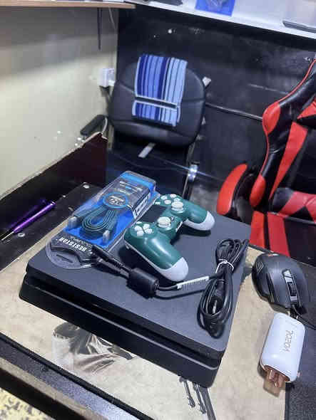 بلي 4سلم جهاز نضافه100/100 كامل ملحقات 👌

ملحقات جوستك+كيبل بور+Hd+حساب 
جهاز لا مفتوح ولا مصلح شرط الضمان 

سعر الجهاز 160 شرط ارخص من الجمله🪓
مكان رمادي شارع السينما رابع فرع يسارا 
مكتب Game stop 
***********
***********
