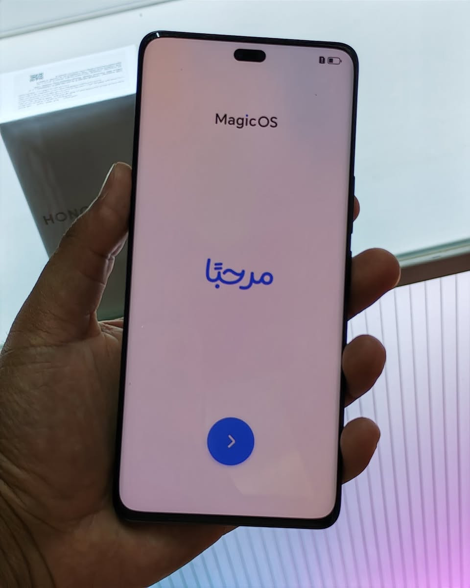الشاشة: من نوع OLED بحجم 6.78 بوصة، بدقة 2700 × 1224 بكسل، وتدعم معدل تحديث عالٍ.
هونر 200 برو 

المعالج: Qualcomm Snapdragon 8s Gen 3 (ثماني النواة)،
​الذاكرة والتخزين: ذاكرة عشوائية (RAM) سعة 12 جيجابايت، ومساحة تخزين داخلية سعة 512 جيجابايت.
​الكاميرات:
​الخلفية: ثلاثية (50 ميجابكسل رئيسية + 50 ميجابكسل تليفوتو للتقريب + 12 ميجابكسل واسعة الزاوية)، وتدعم تقنيات الذكاء الاصطناعي ووضع Harcourt للبورتريه.
​الأمامية: 50 ميجابكسل.
​البطارية والشحن: سعة 5200 مللي أمبير، تدعم الشحن السلكي فائق السرعة بقدرة 100 واط، والشحن اللاسلكي بقدرة 66 واط.
​نظام التشغيل: MagicOS 8.0 المبني على أندرويد 14.


**إذا كنت صاحب هذا الإعلان وتريد حذفه لأي سبب، رجاءا أرسل رسالة إلى الدعم الفني**