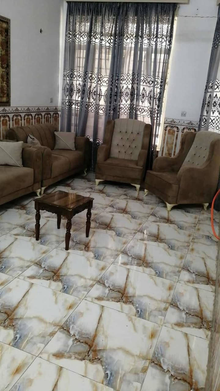 بيت للبيع مساحته 150متر طابو صرف مكانه محموديه حي العسكري قرب مدرسه عراق المحبه  6غرف نوم ومطبخ وستقبال وصاله وصحيات فوك وجوه ومنور البيت جبير خير من الله بس الغرفتين الفوك البلوجه سندويش والباقي كله صب اي استفسار اتصال بالرقم بي واتساب ***********
