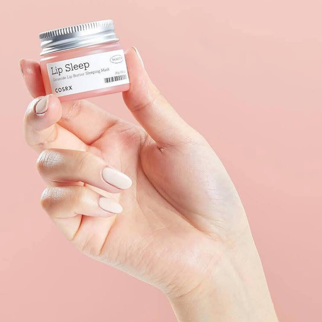 Lip Sleep - Balancium Ceramide Lip Butter Sleeping Mask
قناع الشفاه المرطب ليب سليب الكوري بزبدة الشيا والسيرامايد من كوسركس - 20غ 

*قناع يعمل على ترطيب الشفايف بعمق من كوسركس بتركيبة مريحة وغيرلزجة ومناسبة للإستخدام بأي وقت ومكان 
* غني بخلاصة زبدة الشيا والسيراميد الطبيعي 😍

_يمنح الشفتين حاجز حماية مثالي
_تركيبة خالية من العطور
_خالي من الألوان الصناعية

#ملاذ_الجمال #الاصلي #للشفايف


**إذا كنت صاحب هذا الإعلان وتريد حذفه لأي سبب، رجاءا أرسل رسالة إلى الدعم الفني**