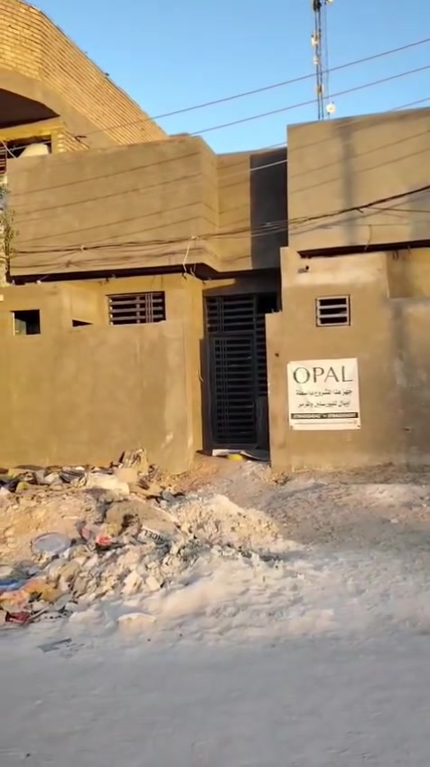 عقار ين للبيع مساحة الواحد ٧٠ متر وجه ٥ ونص نزال ١٣ ونص غرفة وصاله واستقبال ومطبخ وصحيات بناء جديد طابوق جمهوري واساس وسقف صب وباقي التفاصيل حسب الفيديو للاستفسار أكثر مراجعة مكتب النجف للعقار مجاور مطعم الخاقاني او الاتصال على الرقم ***********

