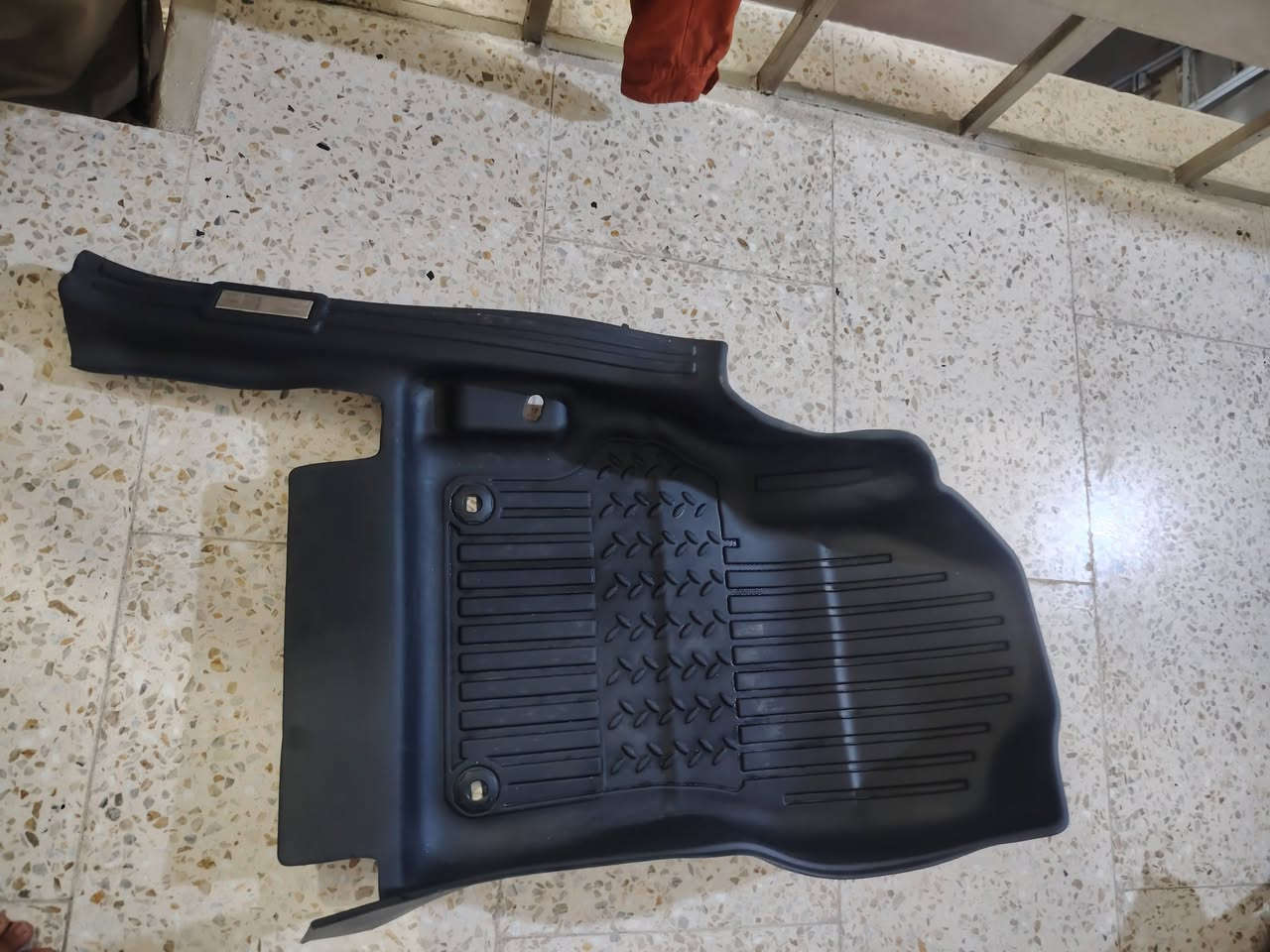 السلام عليكم ورحمة الله.... تخم كامل ارضيات كورلا جلد اسود استخدام اسبوع فقط لوك شرط اصلي يرهم من 21وفوك الختم..يرقم... العنوان بغداد ***********
