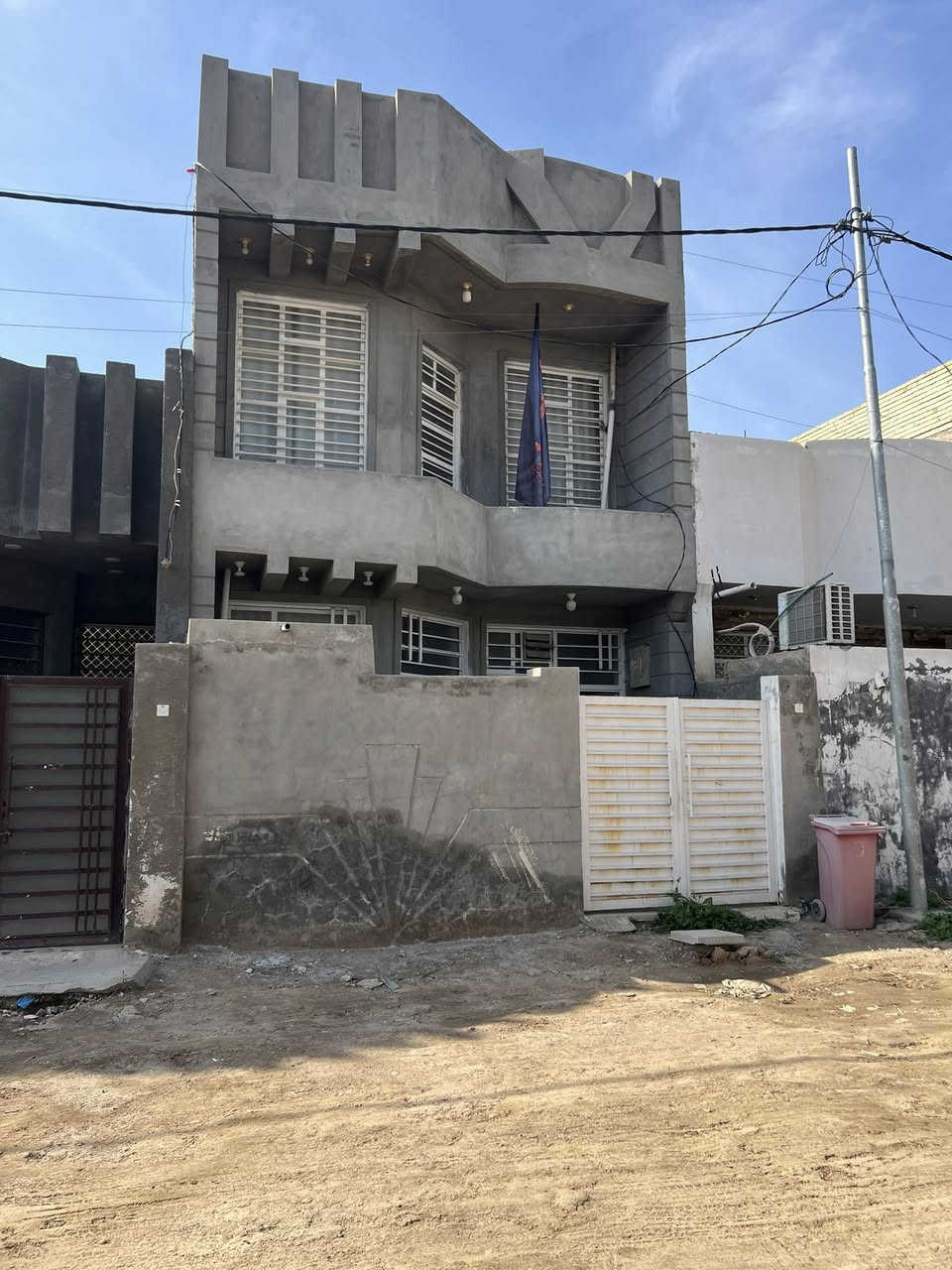 يا الله
سلام عليكم بيت لبيع مساحه 120 رقم قطعه 724 سعر 115 موقع موضفين قرب مدرسه هليه بنات بيت طابقين ستقبال مطبخ صاله غرفه نوم وطابق فوك غرفه  وحمام رقمي تواصل ***********
