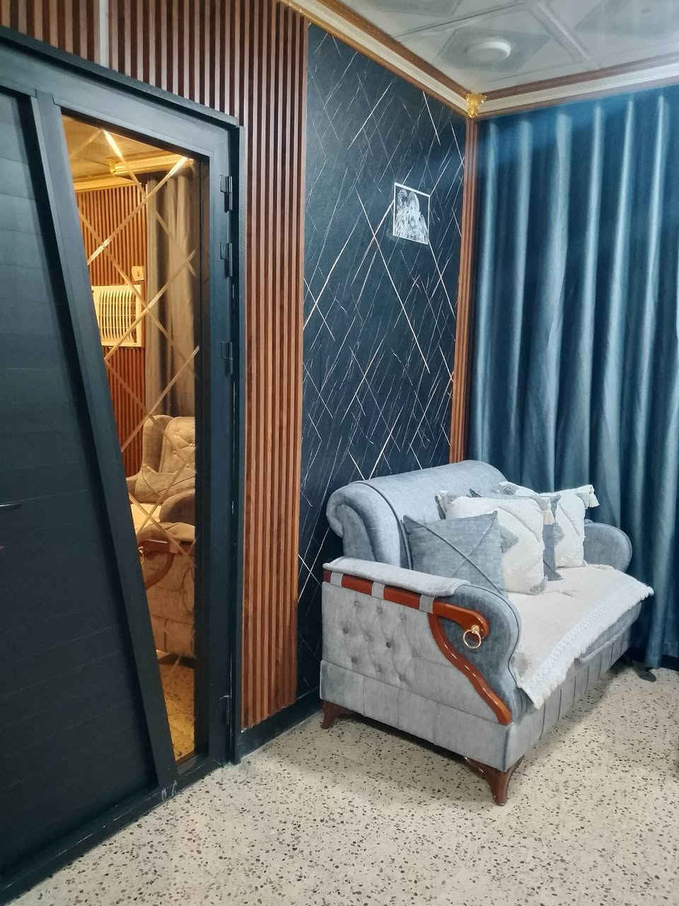 سلام عليكم توجد شقه طابق ثالث للبيع الموقع مجمع القادسيه مقابل روضه البنفسج الشقه مناقصها شي شبابيك المنيوم و بيبان المنيوم والجذران بديل خشب وبديل الرخام وسقوف كلها جديده التفاصيل اتصلو على الواتساب *********** هذه نموذج من الشقه
