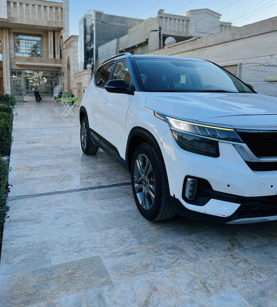 السلام عليكم 🔥😎 بيع فقط 
كيا سلتوز 2021 امريكي 
رقم بغداد تحويل مباشر ب اسم المشتري 
عداد المسافه 118 الف KM
صور الحادث موضحه ب اسفل المنشور 🔻🔻
بدون ايرباك 
المواصفات ✅🔰
الون ابيض تو كلر قماره وتكم سود بدي ابيض 
محرك 2000 دوش 
تحكمات ستيرن 
شاشه 
كامره 
لد امامي خلفي 
درايف مود اوضاع قياده 
اطفاء ذاتي 
مانع تزحلق 
تحديد مسار 
وبعد بيها مواصفات 

 📍 مكان السياره / بغداد الكاظميه 

📞 ***********

📞 ***********
