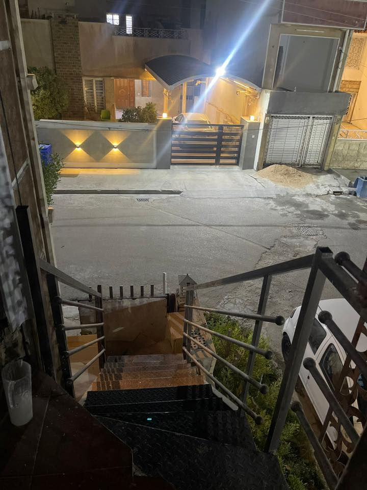 شقه للايجار طابق اول
درج خارجي معزول 
نت ومولده من ضمن شقه 
مؤثثه حسب الصور غرفه نوم واحده وملحقات وهول 
اليرموك مقابيل كليه الناجي فرع عطاريات ورق الغار 
ايجار شهري عوائل 
السعر 1,200,000
ابو ياسين ***********
حاليا فارغه للايجار
