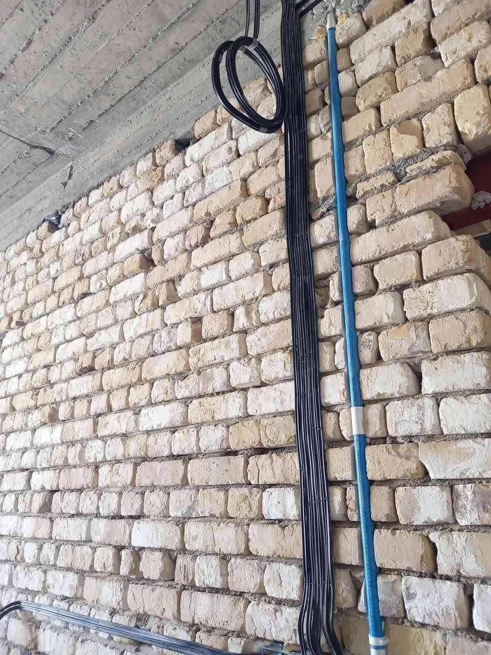 عمل تأسيس كهرباء سيمنز وفق أعلى معايير الدقة والأمان ⚡في هذا الموقع تم استخدام البوري للمغذيات الرئيسية للغرف، وكذلك لمنظومات الكاميرات والستلايت لضمان الحماية والتنظيم وسهولة الصيانة مستقبلاً.

كما تم تنفيذ المغذي الرئيسي من البورد الخارجي إلى لوحة التوزيع الداخلية بواسطة بوري أرضي قياس ٥٠ ملم وبعمق يتجاوز ٦٠ سم لضمان الأمان الكامل وتحمل الأحمال.

الأسلاك المستخدمة: الفنار الحراري الأصلي لضمان الجودة والعمر الطويل.

نحن لا نقدم مجرد شغل كهرباء…نحن ننفذ تأسيس مدروس يضمن الراحة والأمان ويجنب الزبون المشاكل مستقبلاً. ✅

تنفيذ كادر الماستر للتأسيسات الكهربائية وبوردات السيطرةثقتكم مسؤوليتنا… والجودة عنوان شغلنا.

*********** 
واتساب
