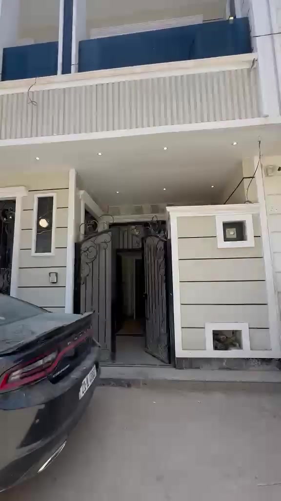 🏠 بيت فخم للبيع في كربلاء المقدسة – قرب الامام العباس 🏠
فرصة  سكنية لا تعوض في قلب كربلاء، بيت بمواصفات راقية وبناء فخم جداً، يقع في منطقة حيوية وقريبة جداً من المرقد الشريف.

​المدينة: كربلاء المقدسة.

​المنطقة: خلف شارع ميثم التمار – (عكد بليبل).

​المسافة: قريبة جداً من إمام العباس (عليه السلام) – أقل من 600 متر فقط (مشياً على الأقدام).

​📐 المساحة والتصميم:

​المساحة الإجمالية: 100 متر 

​عدد الطوابق: طابقين + طابق ثالث (جلسة مميزة).

​🛏️ التفاصيل والتقسيم الداخلي:

​غرف النوم: 3 غرف نوم واسعة ومريحة.

​الاستقبال: صالة استقبال ضيوف فخمة ومعزولة.

​الصالة: صالة داخلية (موزع) بتصميم حديث.

​المرافق الصحارية: حمامات متكاملة ومجهزة بأحدث التجهيزات في كل طابق.

​الطابق الثالث: يحتوي على جلسة (سطح مغربل أو تراس) بإطلالة مميزة، مثالية للأجواء العائلية أو استراحة للزوار.

​✨ المميزات الإضافية:

​نوع البناء: بناء فخم (درجة أولى) باستخدام أفضل المواد الإنشائية والتشطيبات الحديثة (ديكورات، إنارة حديثة، سيراميك ممتاز).

​الخدمات: المنطقة مخدومة بالكامل (ماء، كهرباء، إنترنت، أسواق، وقريبة من المشايات والخدمات الزوار).

​السند: (طابو زراعي سند 25 إقرار محكمه 

​📞 للاستفسار والتواصل:***********

​للمزيد من المعلومات، السعر، أو لتنسيق موعد للمعاينة، يرجى الاتصال على الأرقام التالية:

📱 [***********]

💬 أو مراسلتنا عبر الواتساب مباشرة.***********
