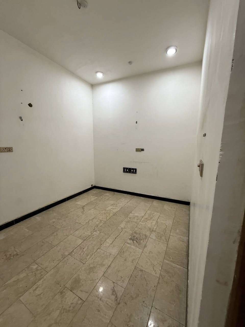 #بيت_للايجار
#شقةللايجار
توا مبني حديث 
كل واحد يحتوي ⬇️
غرفتين وصالة ومطبخ واستقبال وصحيات داخلية وخارجية 
للتواصل 
تريد البيت او الشقة مو مشكلة 
العنوان الناصرية -الشموخ -قرب اسواق ابو لانة
***********
***********
