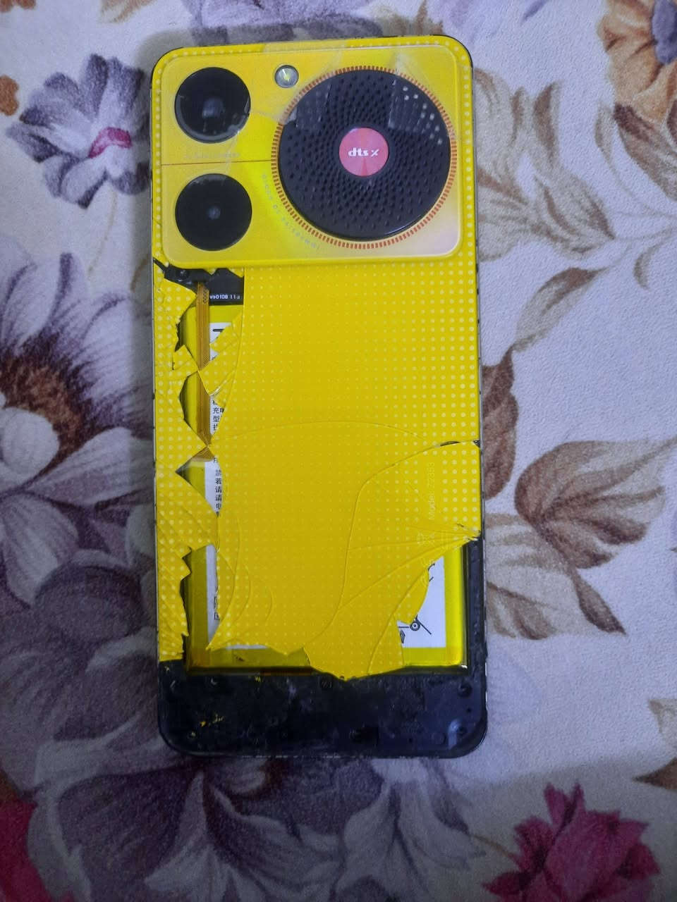 السلام عليكم للبيع جهاز نوبيا يحتاجله شاشه شغاله بس ماتلمس السعر ٤٥ الف مكاني بغداد الجديده معلمين الرقم  *********** واتساب
